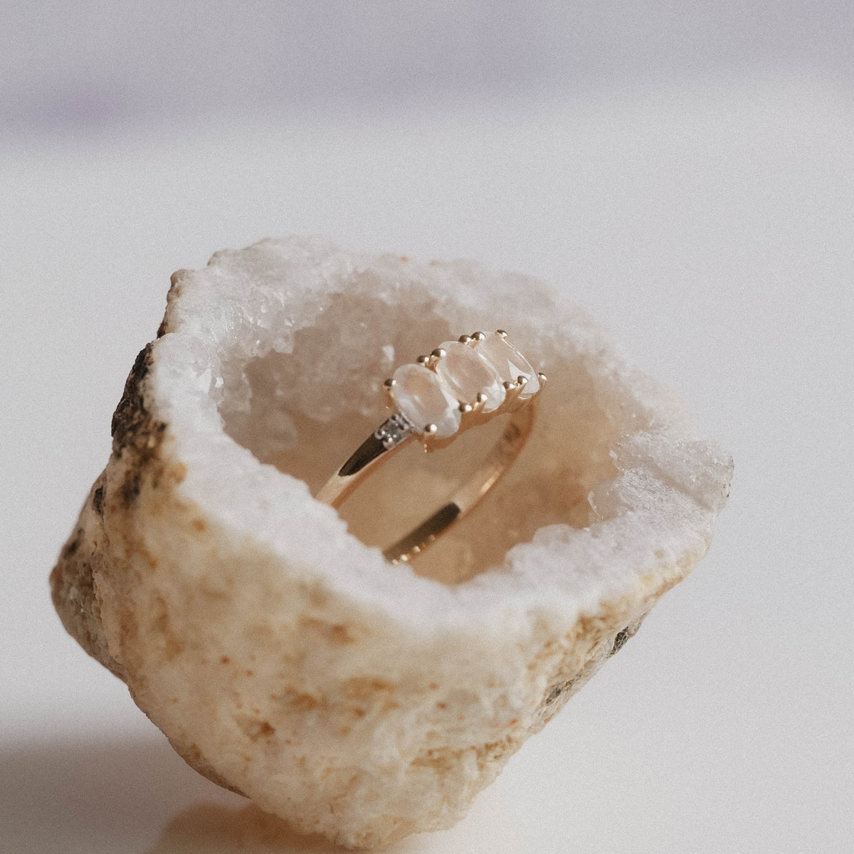 Luna | Regenboogmaansteen & Diamant Ring - Menina Amsterdam