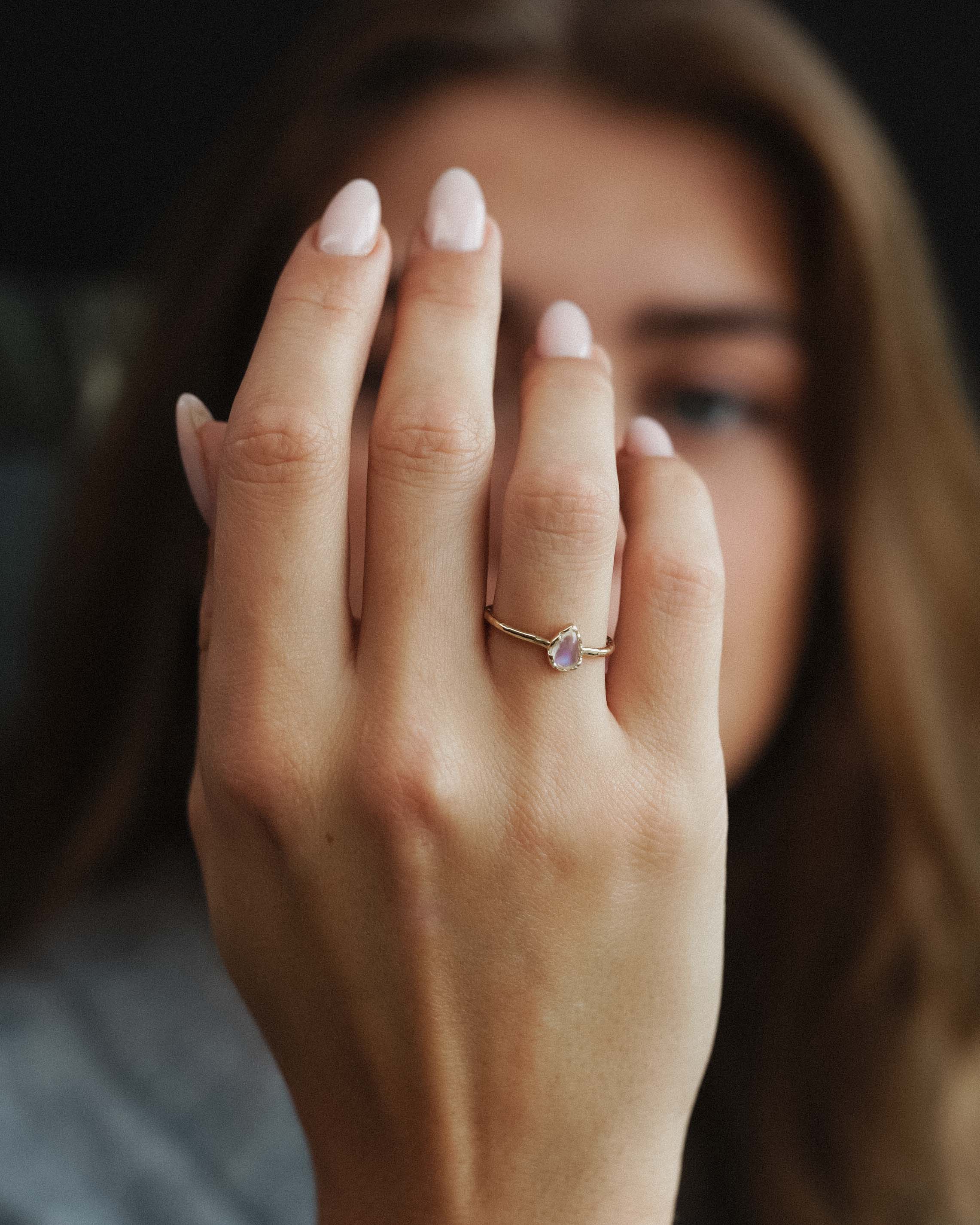 Maelis | 14K Maansteen Solitair Pear Cut Ring - Menina Amsterdam