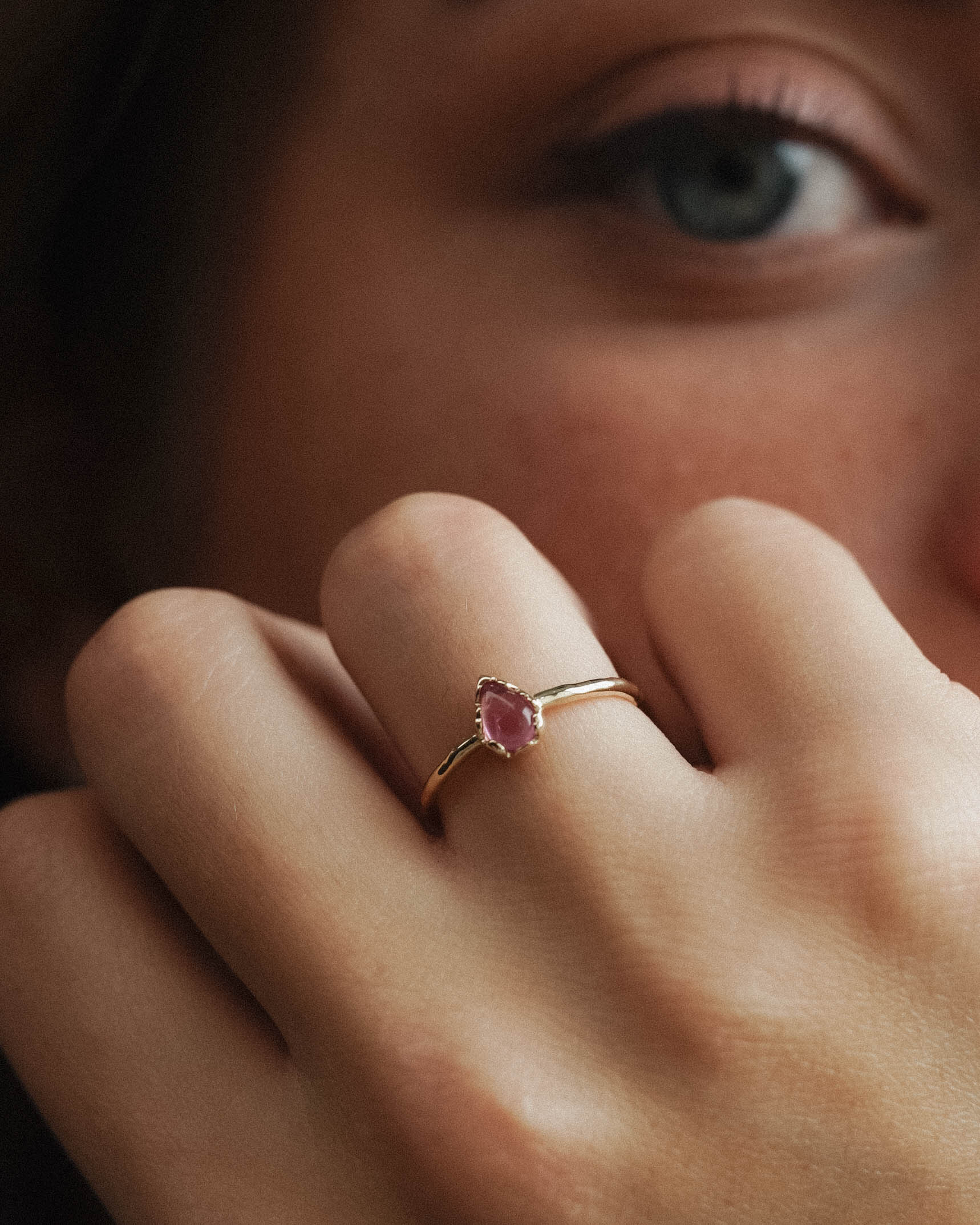 Lysandra | 14K Toermalijn Solitair Pear Cut Ring - Menina Amsterdam