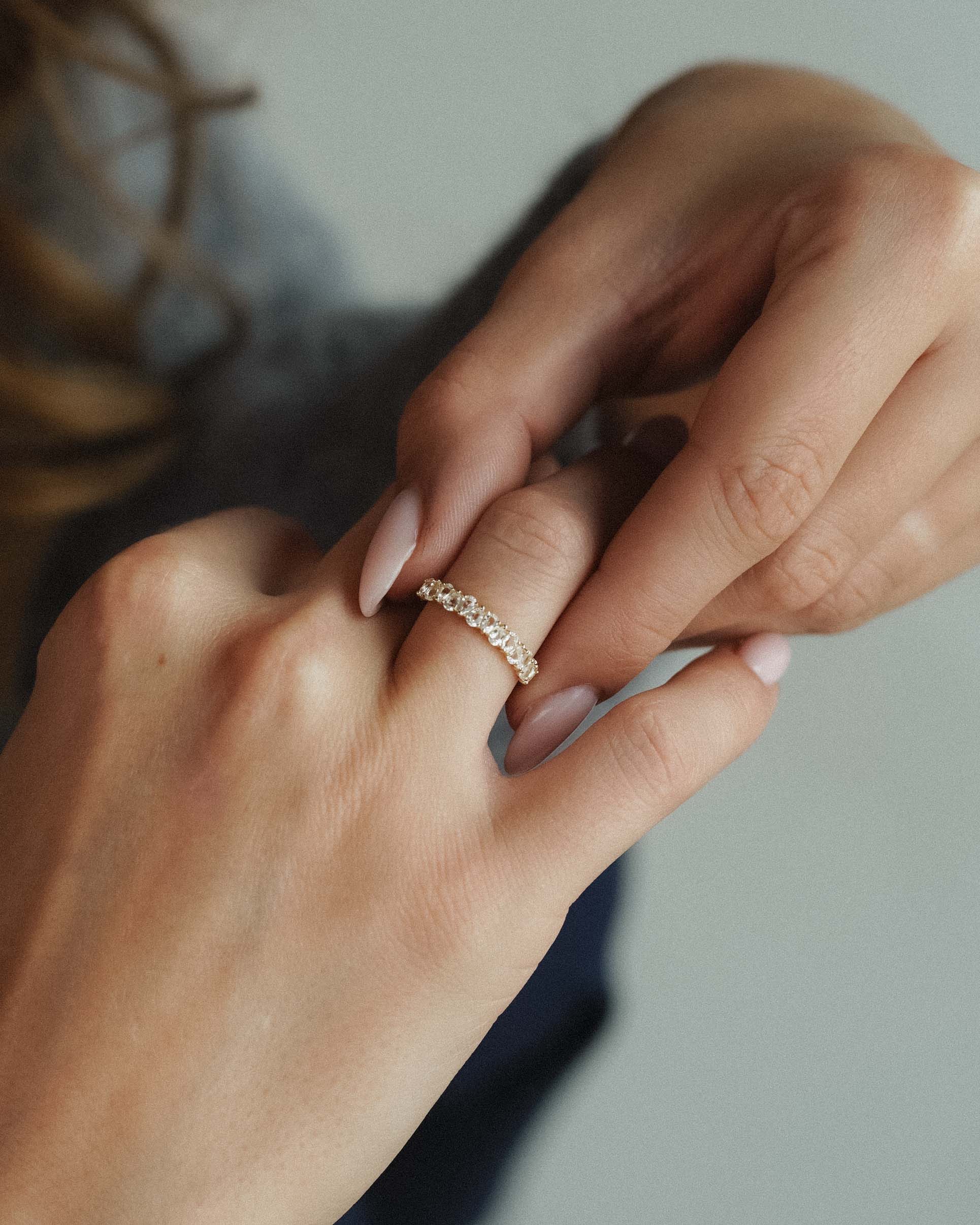 Eirene | 14K Witte Topaas Half Eternity Pear Cut Ring