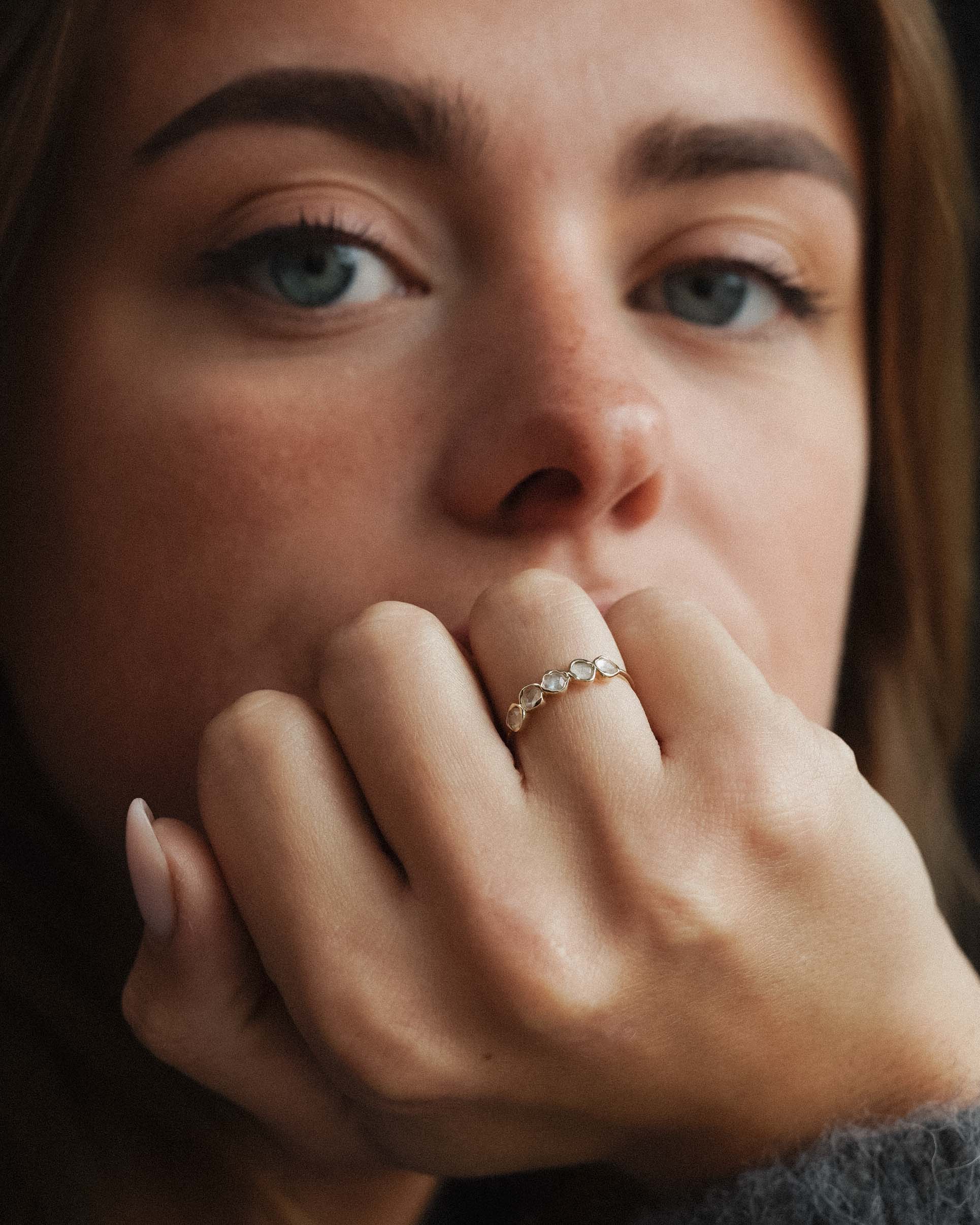 Nerea | 14K Maansteen Half Eternity Ring
