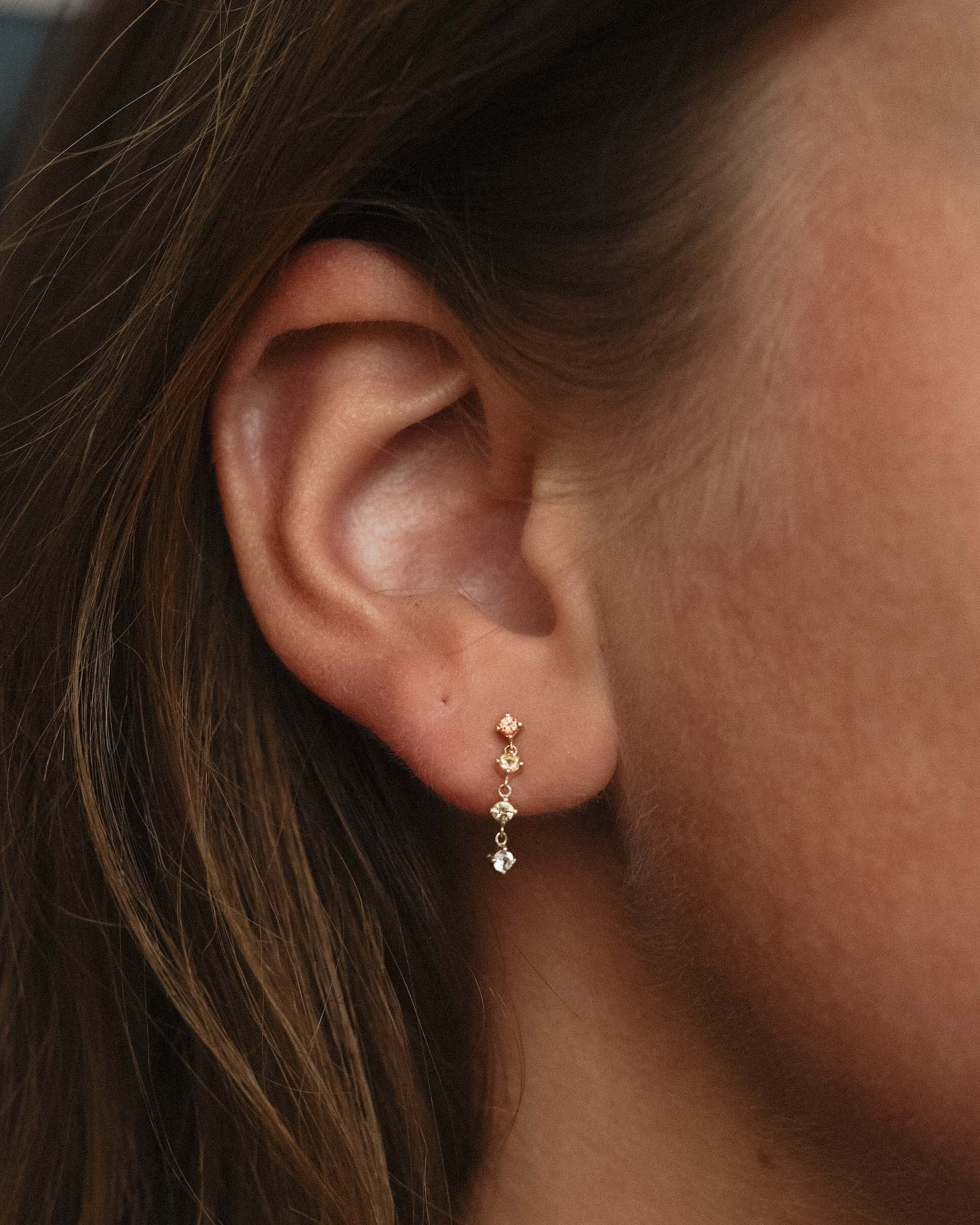 Celestine | 14K Meerkleurig Saffier & Kristal Huggies Drop Oorbellen