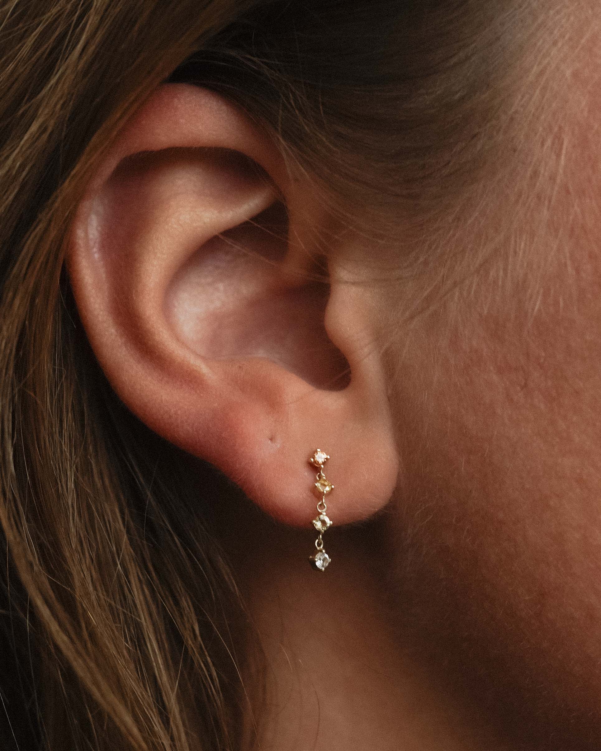 Celestine | 14K Meerkleurig Saffier & Kristal Huggies Drop Oorbellen