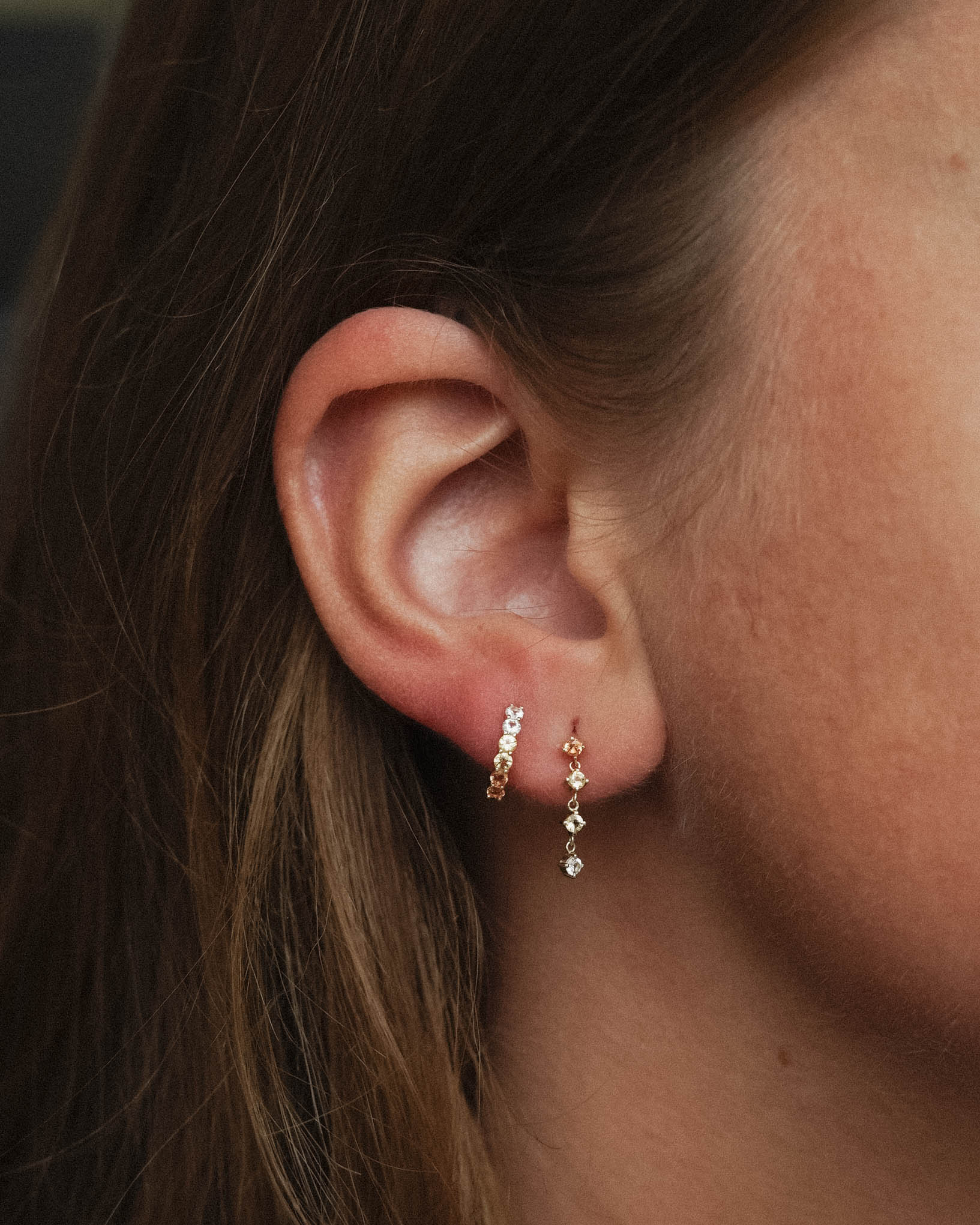 Aureline | 14K Meerkleurige Saffier & Kristal Pavé Huggies