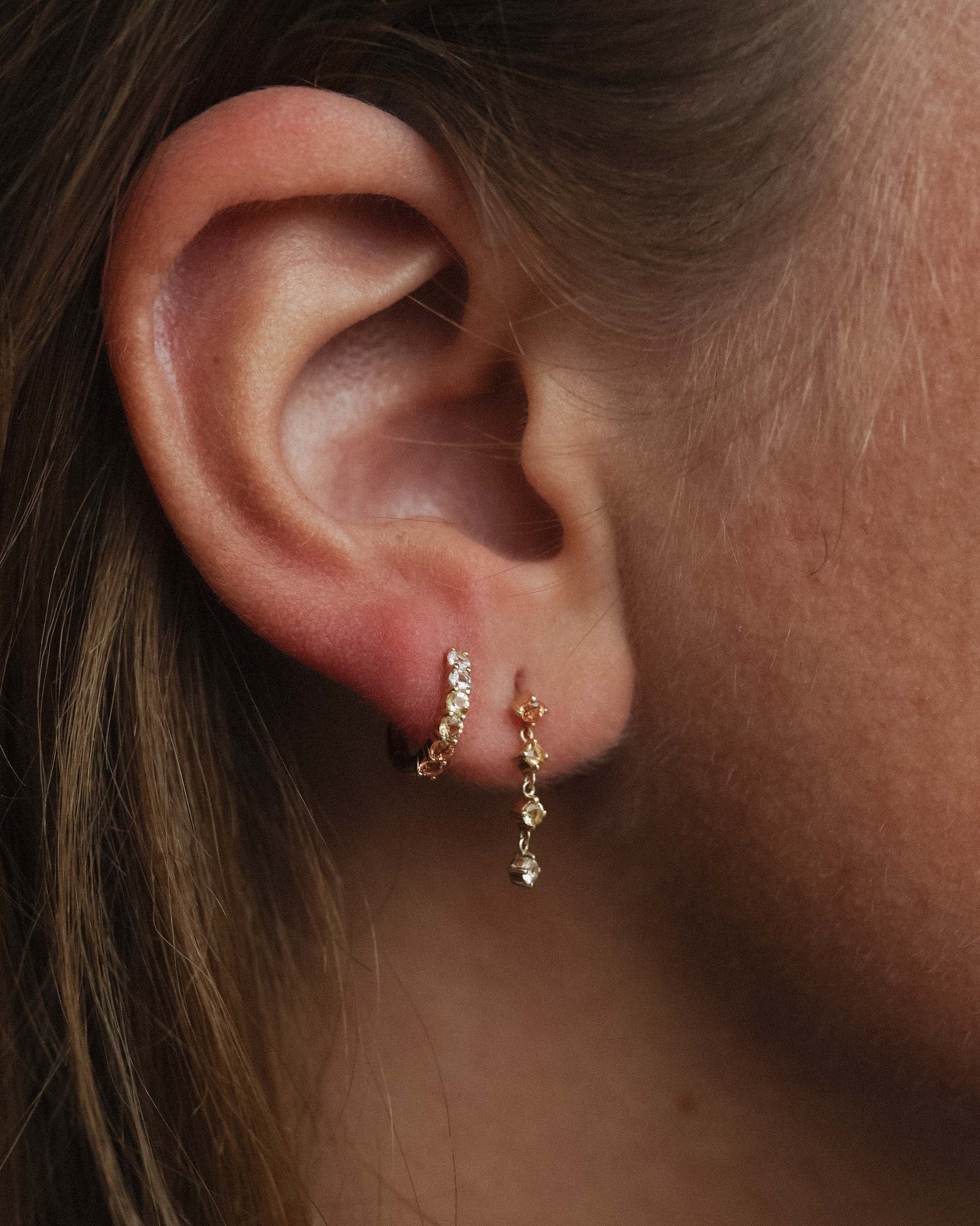 Aureline | 14K Meerkleurige Saffier & Kristal Pavé Huggies