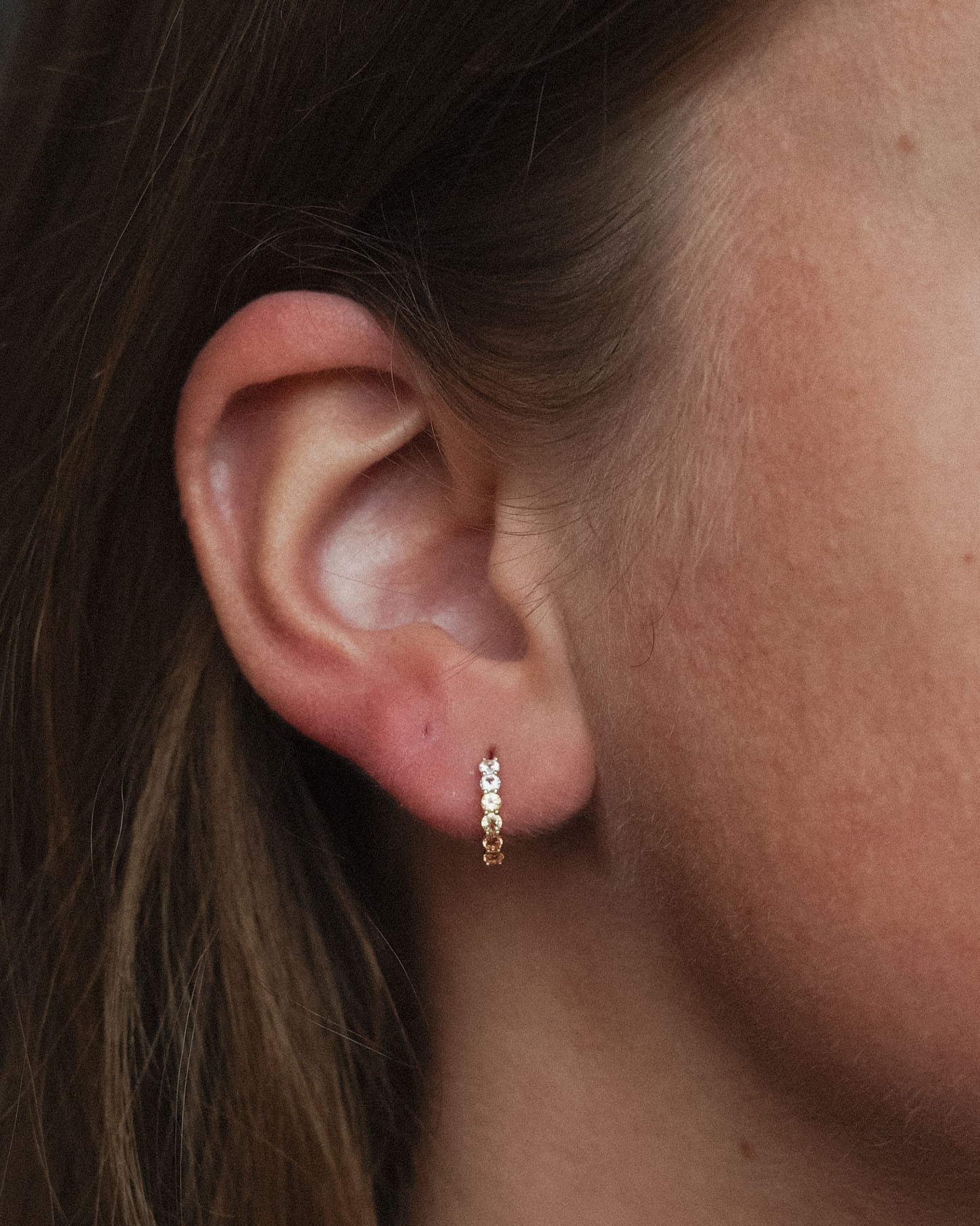 Aureline | 14K Meerkleurige Saffier & Kristal Pavé Huggies