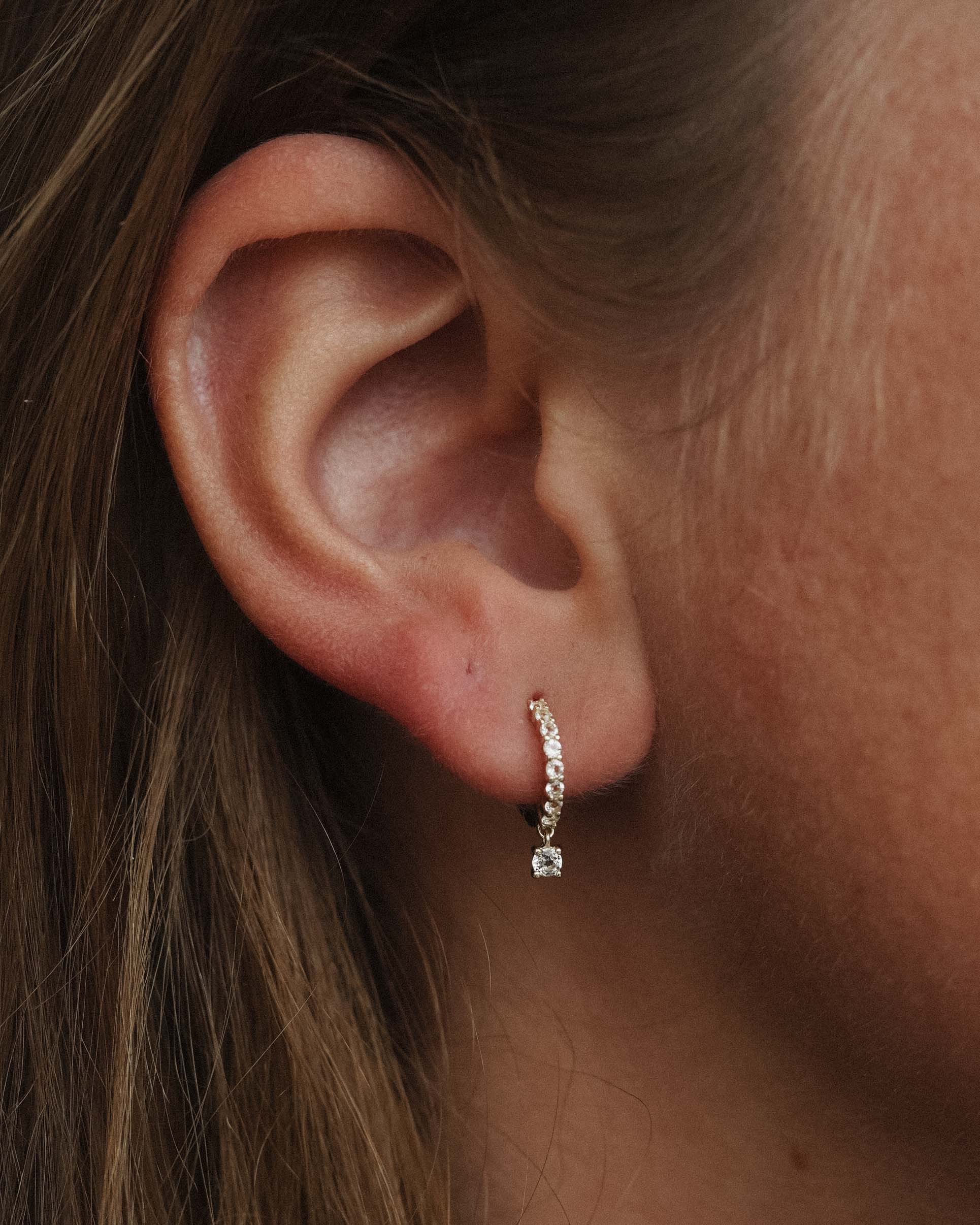 Janet | 14K Witte Topaas Pavé Hanger Huggies