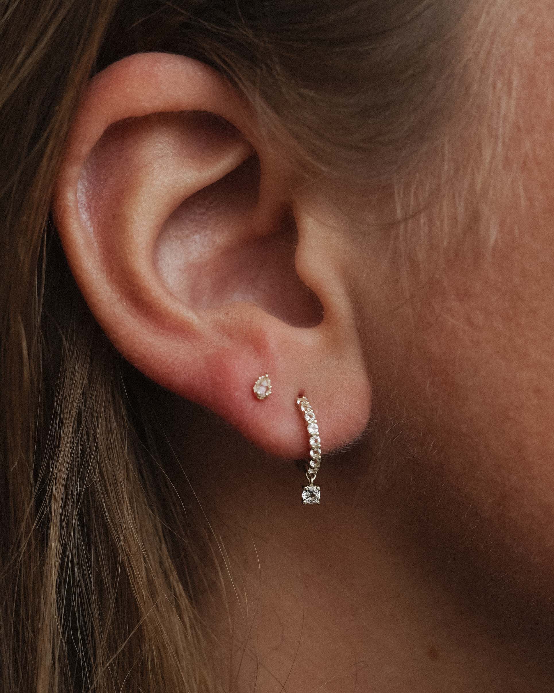 Janet | 14K Witte Topaas Pavé Hanger Huggies