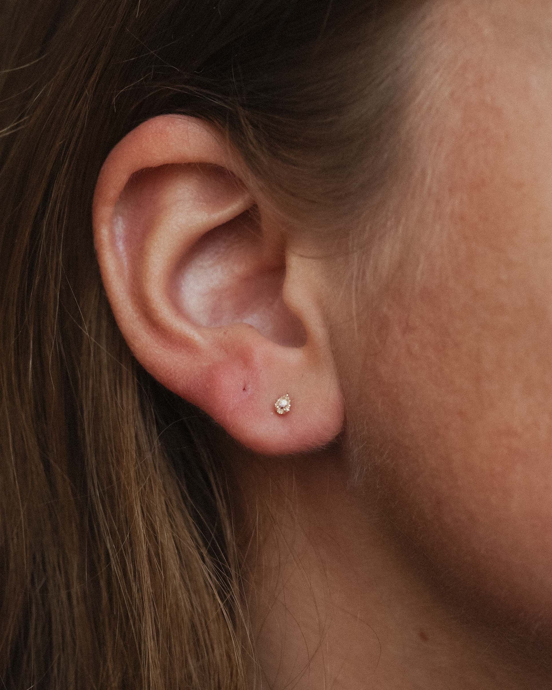 Eirlys | 14K Witte Saffier Pear Cut Studs