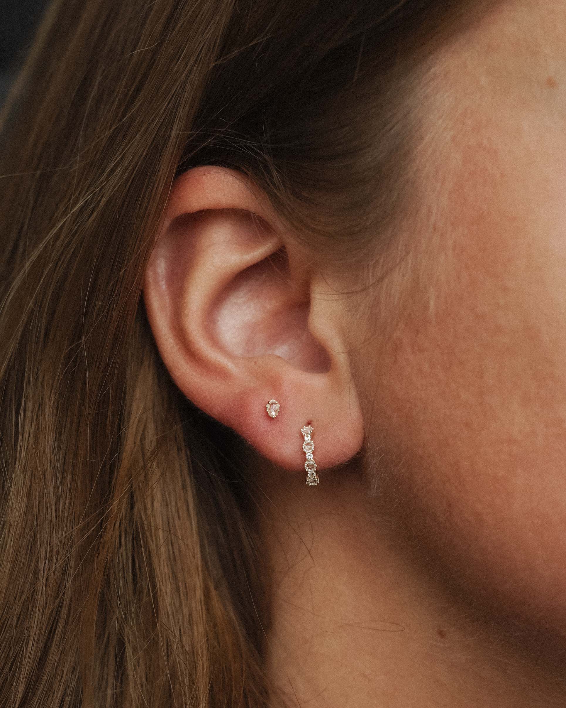 Avenia | 14K Witte Saffier Huggies