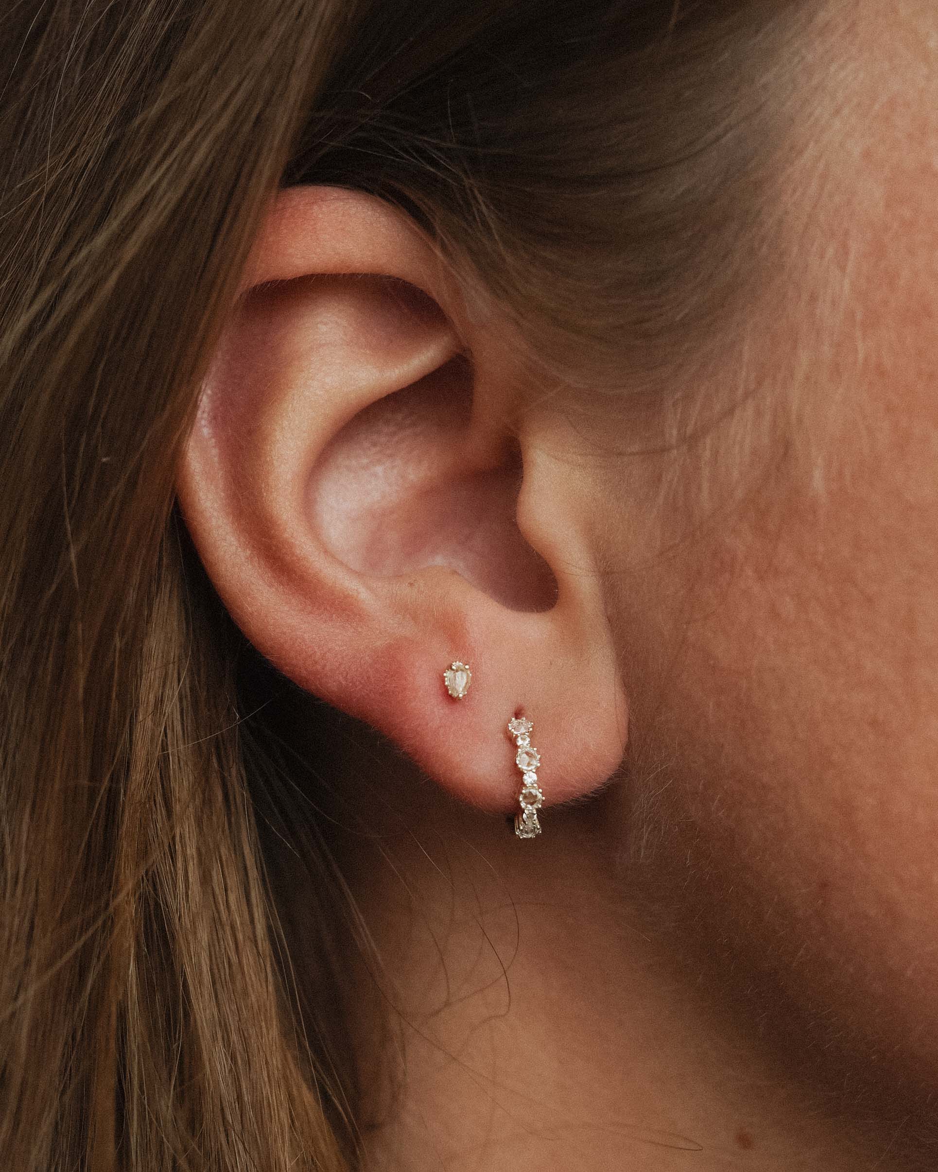 Eirlys | 14K Witte Saffier Pear Cut Studs