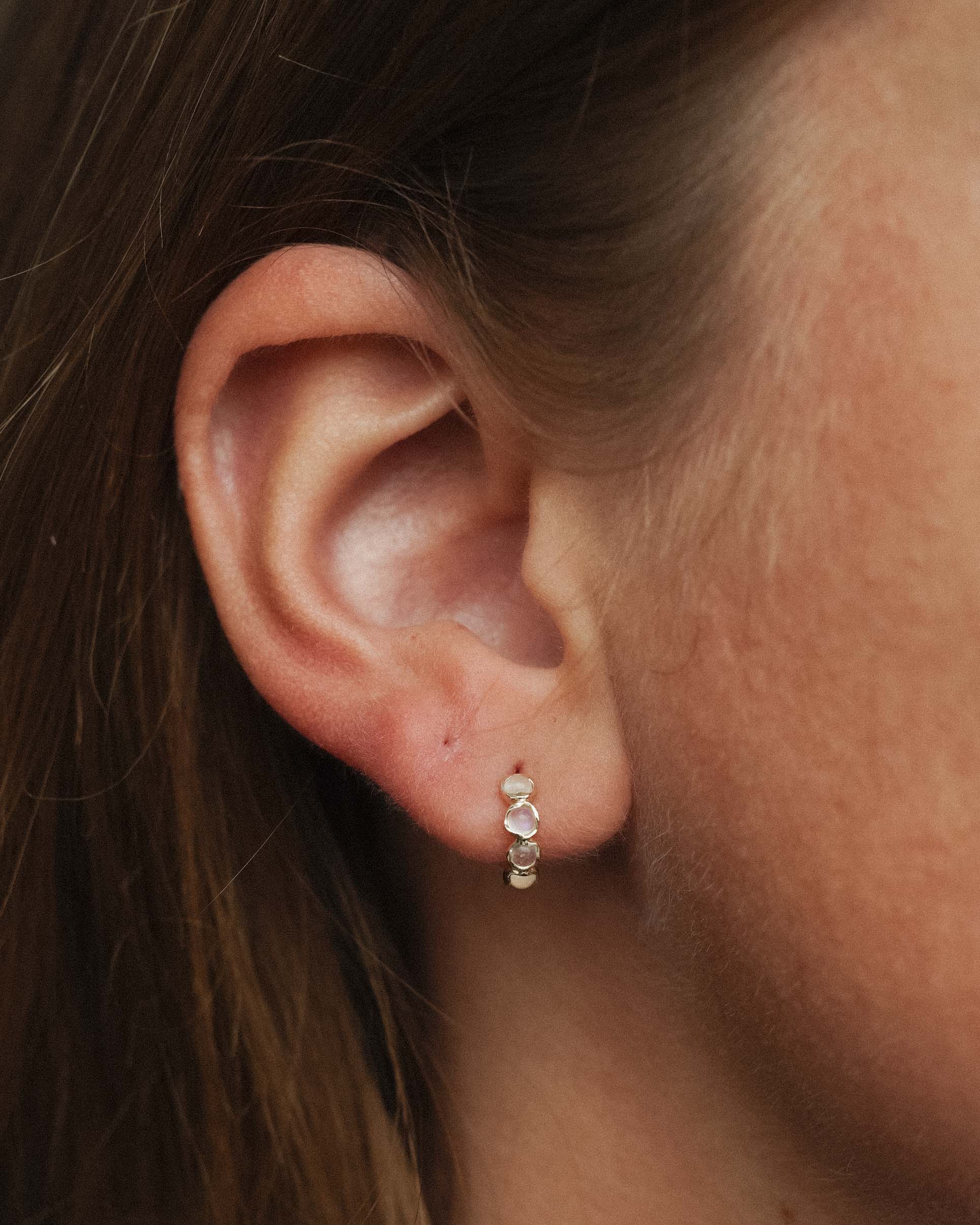 Nerida | 14K Maansteen Huggies