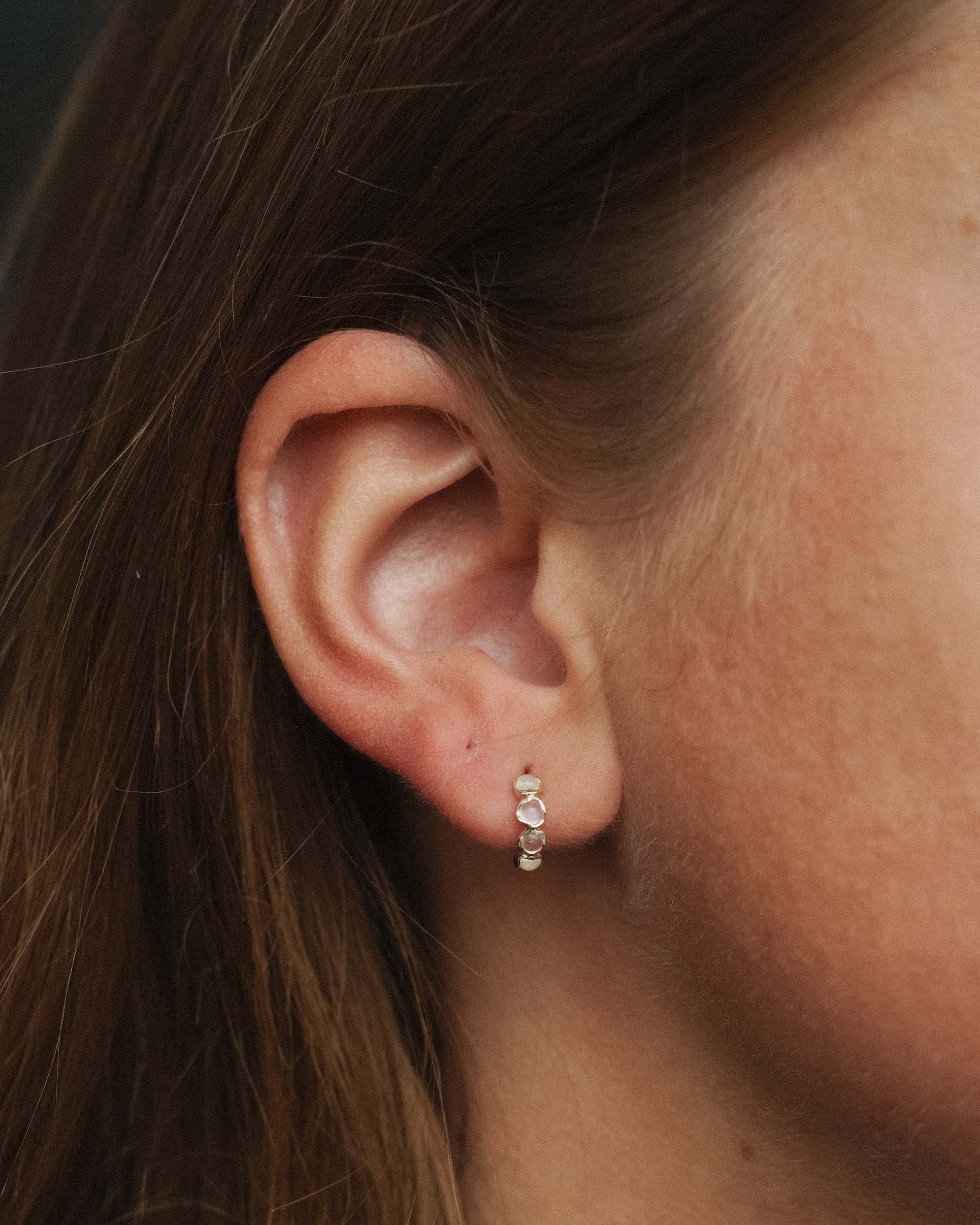 Nerida | 14K Maansteen Huggies