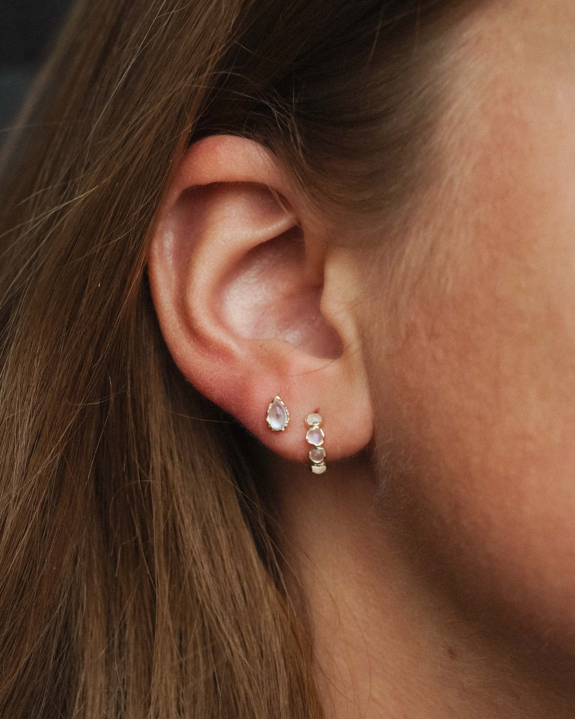 Nerida | 14K Maansteen Huggies