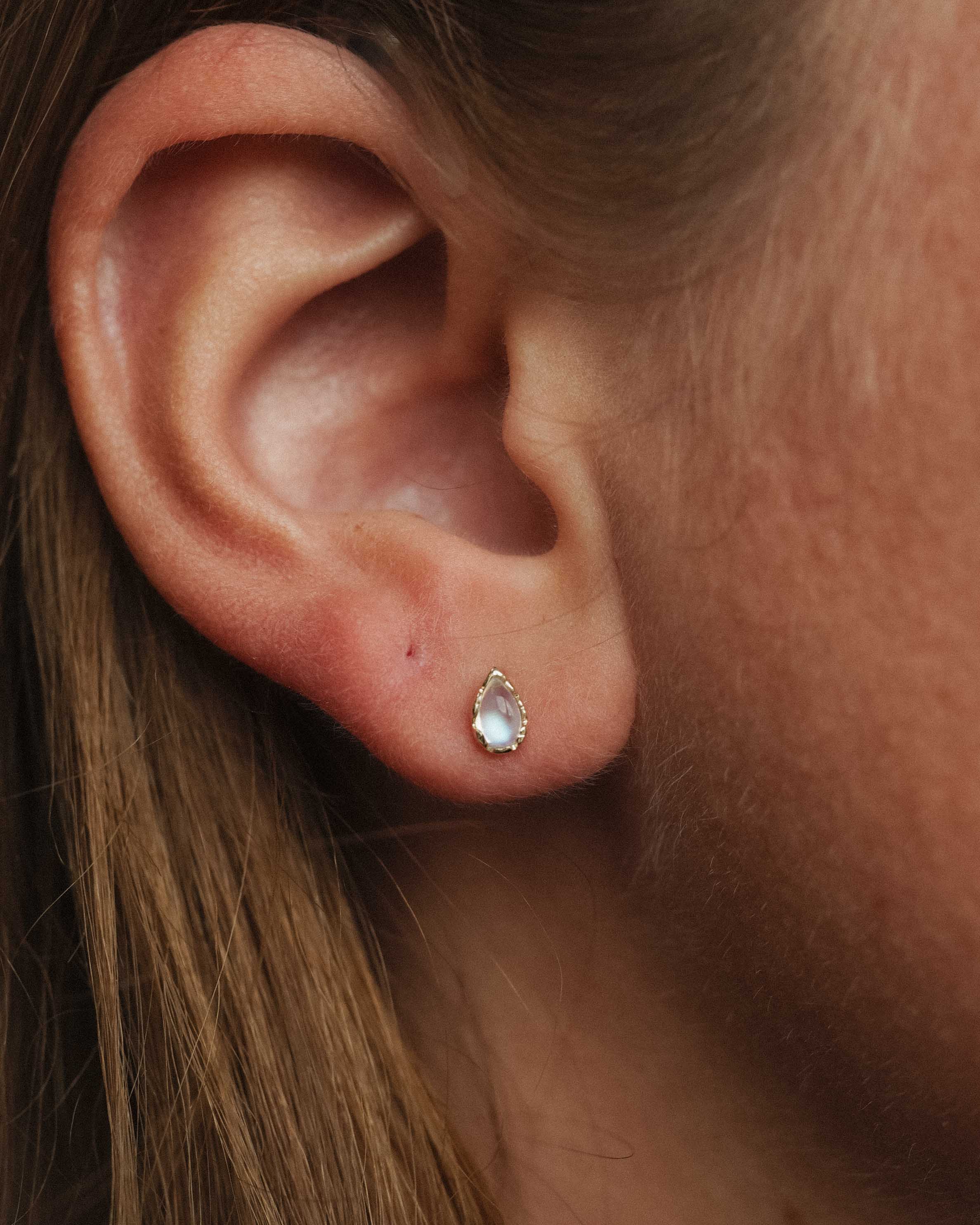 Ardea | 14K Maansteen Pear Cut Studs