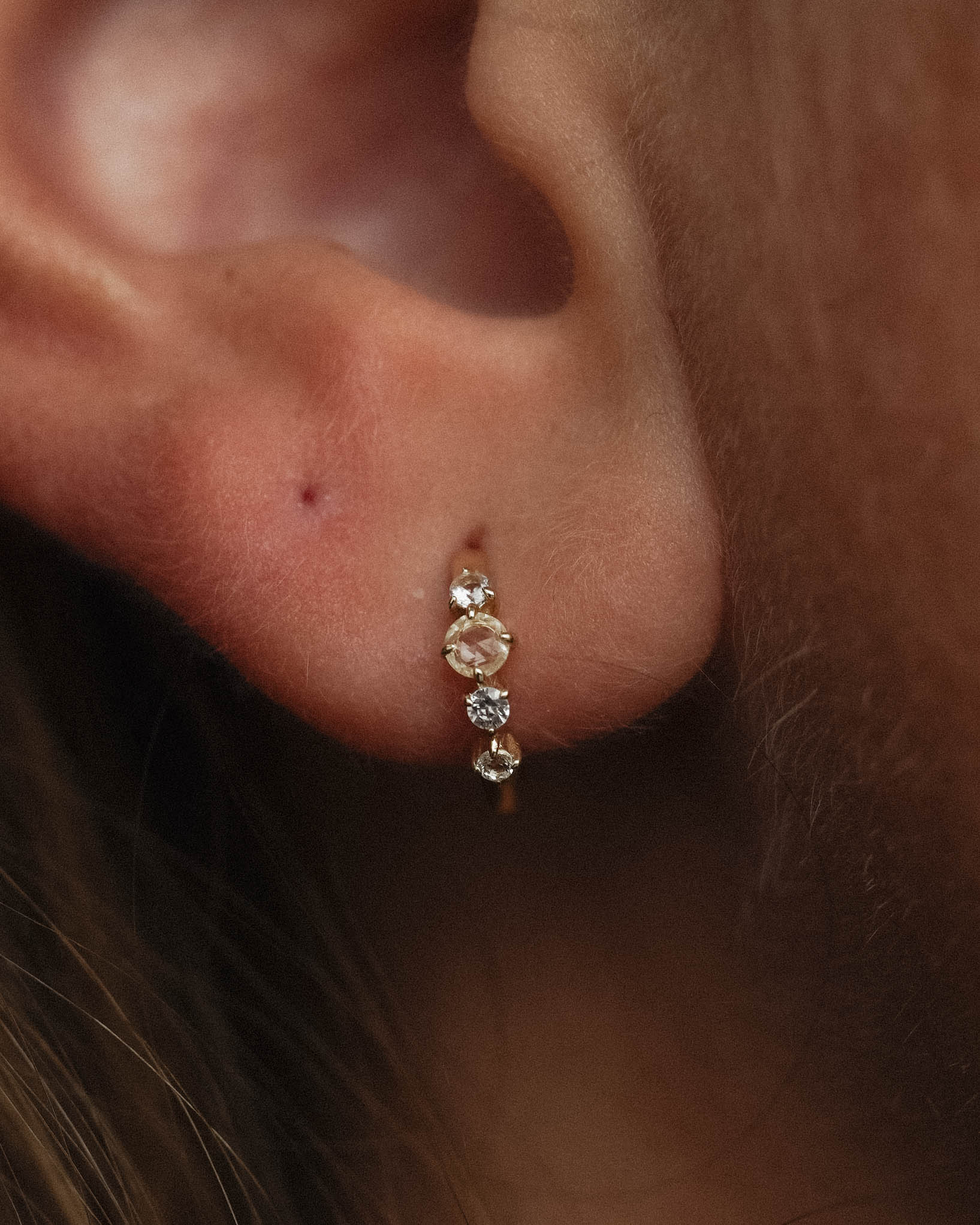 Elisa | 14K Witte Saffier Huggies