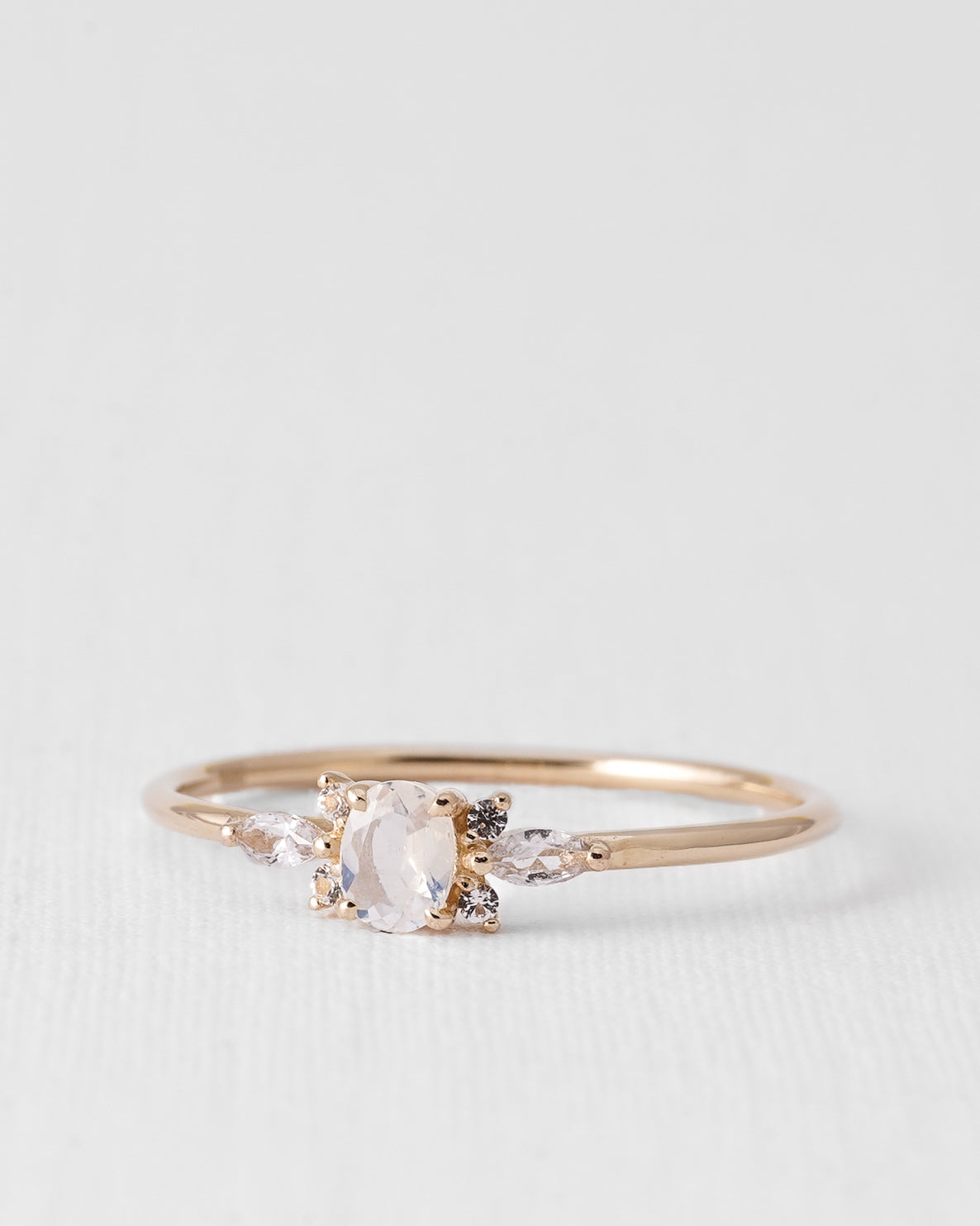 Monique | 14K Maansteen Solitaire & Witte Saffier Details Ring
