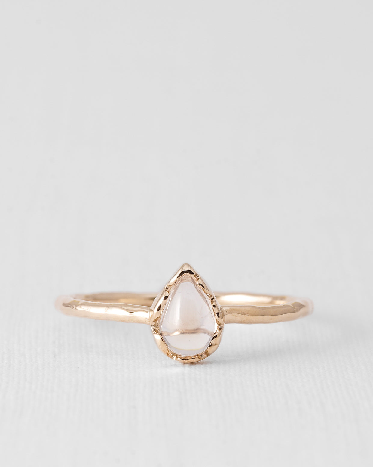 Maelis | 14K Maansteen Solitair Pear Cut Ring - Menina Amsterdam