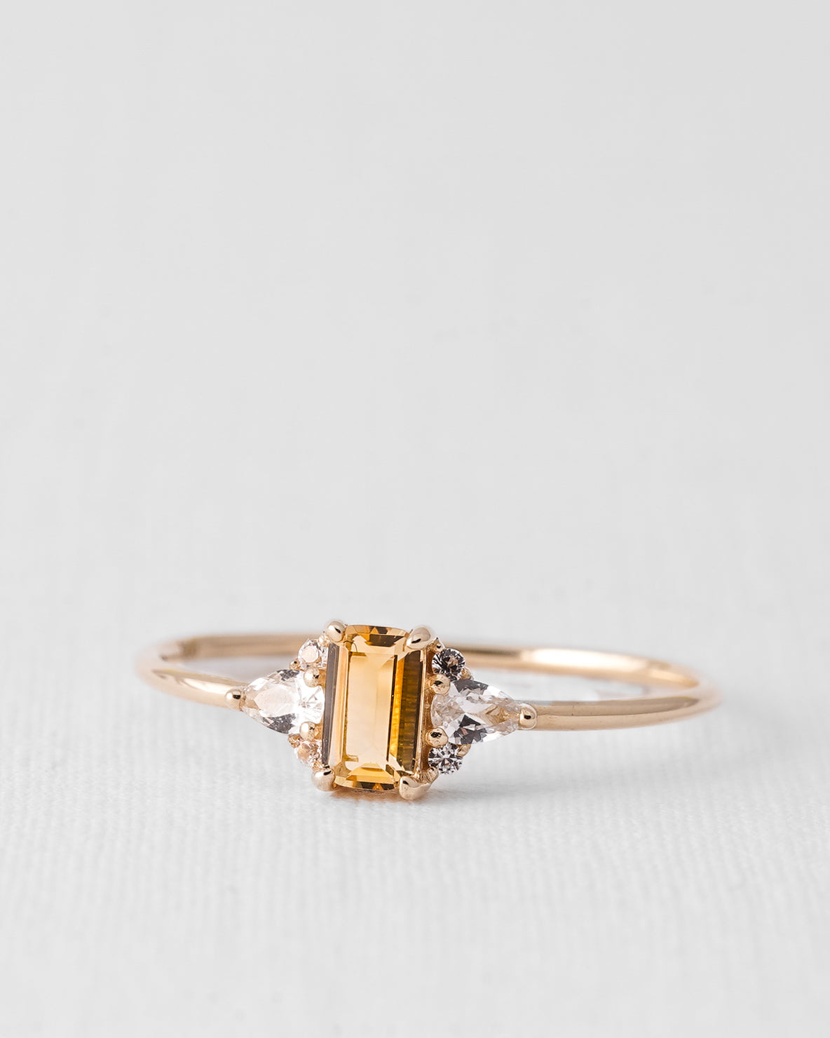 Solenne | 14K Citrien Solitair & Witte Saffier Details Ring