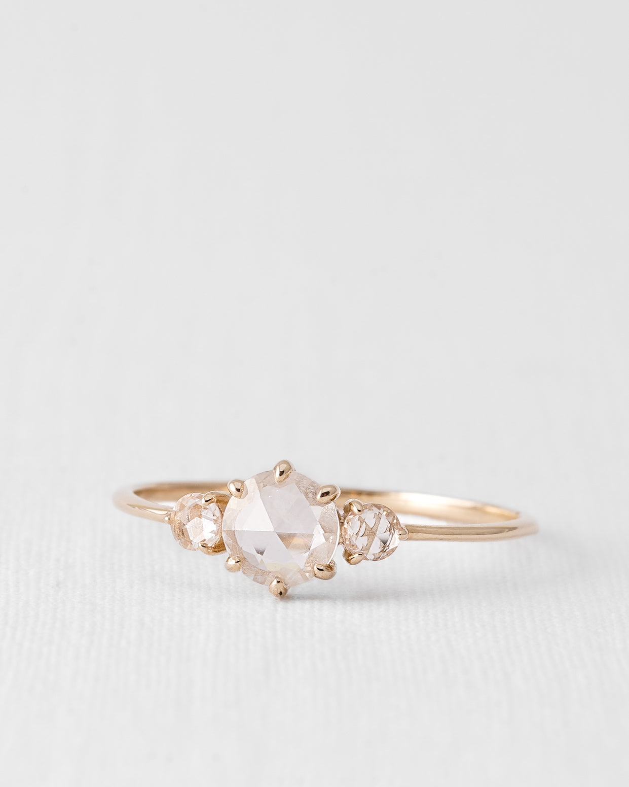 Aveline | 14K Witte Saffier Drie-steen Ring