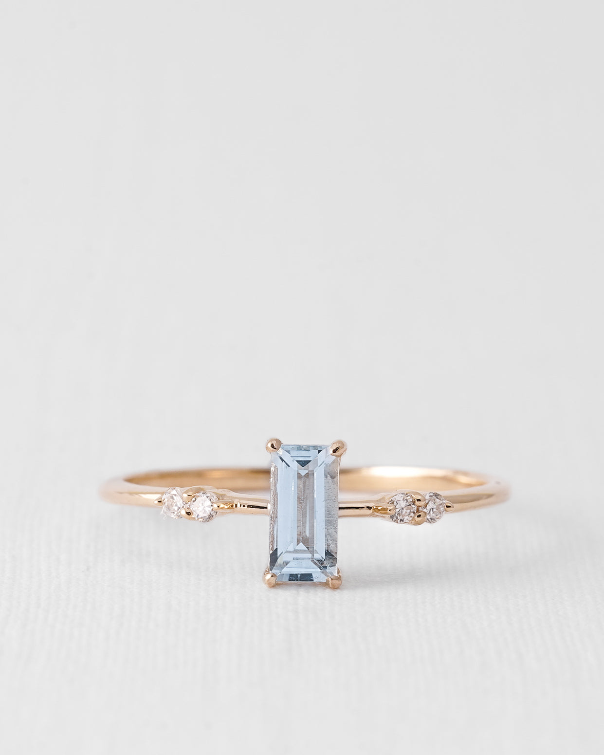 Novalie | 14K Aquamarijn Baguette Solitaire & Diamant Details Ring