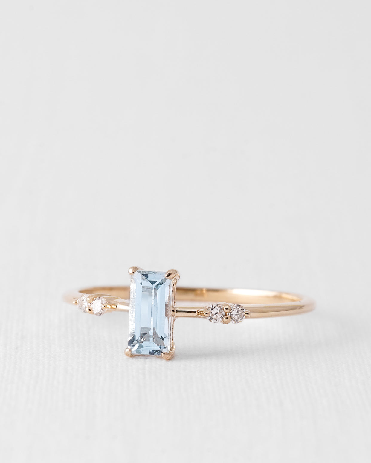 Novalie | 14K Aquamarijn Baguette Solitaire & Diamant Details Ring