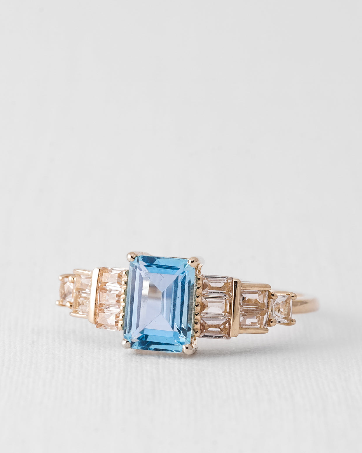 Corvina | 14K Blauwe Topaas & Witte Saffier Statement Ring