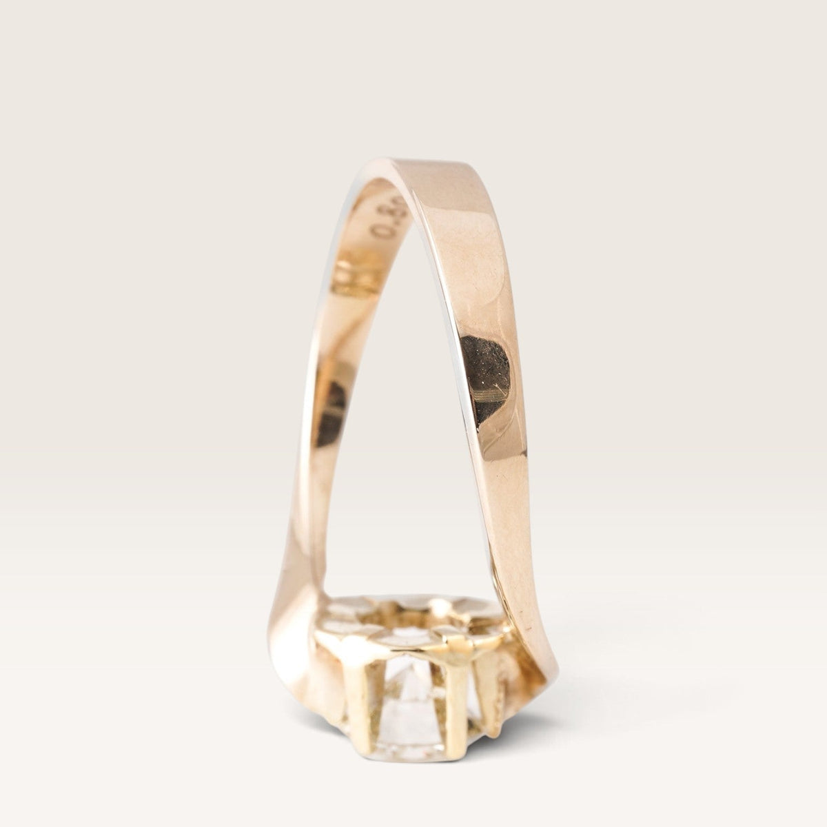 Genevieve | 14K Diamant Solitair Twist Ring - Menina Amsterdam