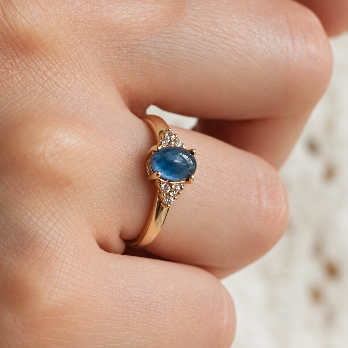 Jean | Vintage Cabochon Blauwe Apatiet en Zirkonia ring - Menina Amsterdam