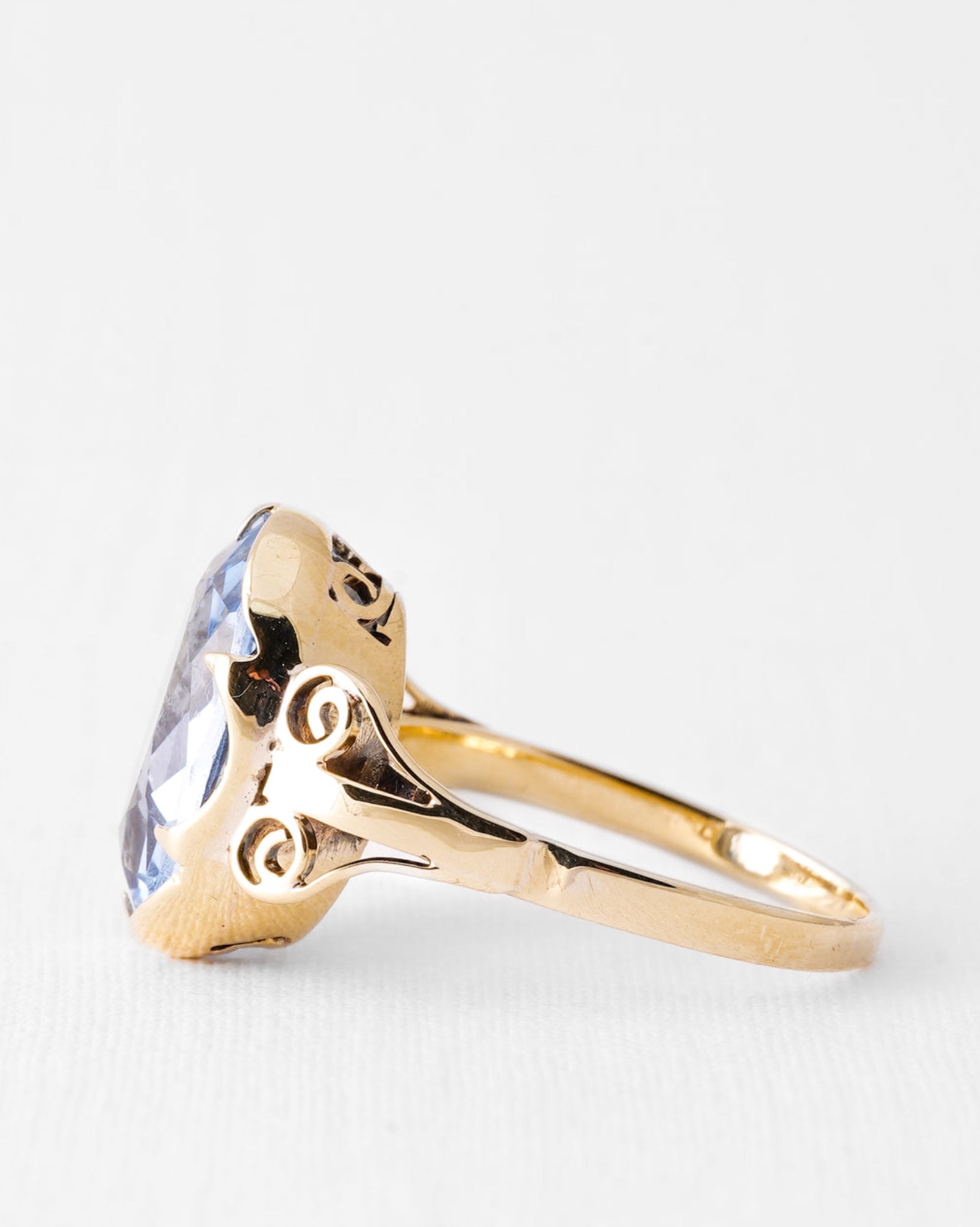 Aureli | 14K Blauwe Topaas Statement Ring - Menina Amsterdam