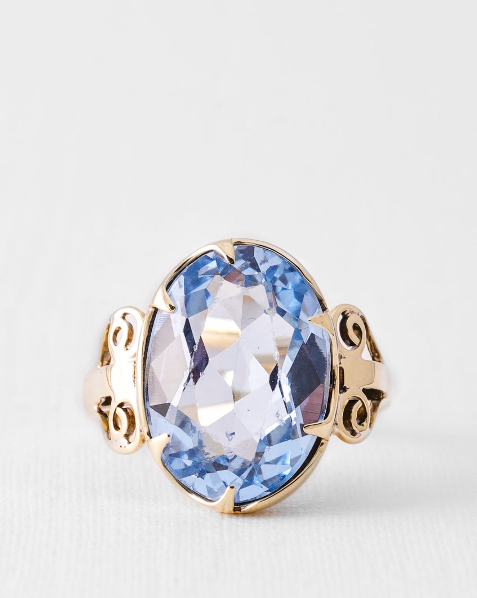 Aureli | 14K Blauwe Topaas Statement Ring - Menina Amsterdam