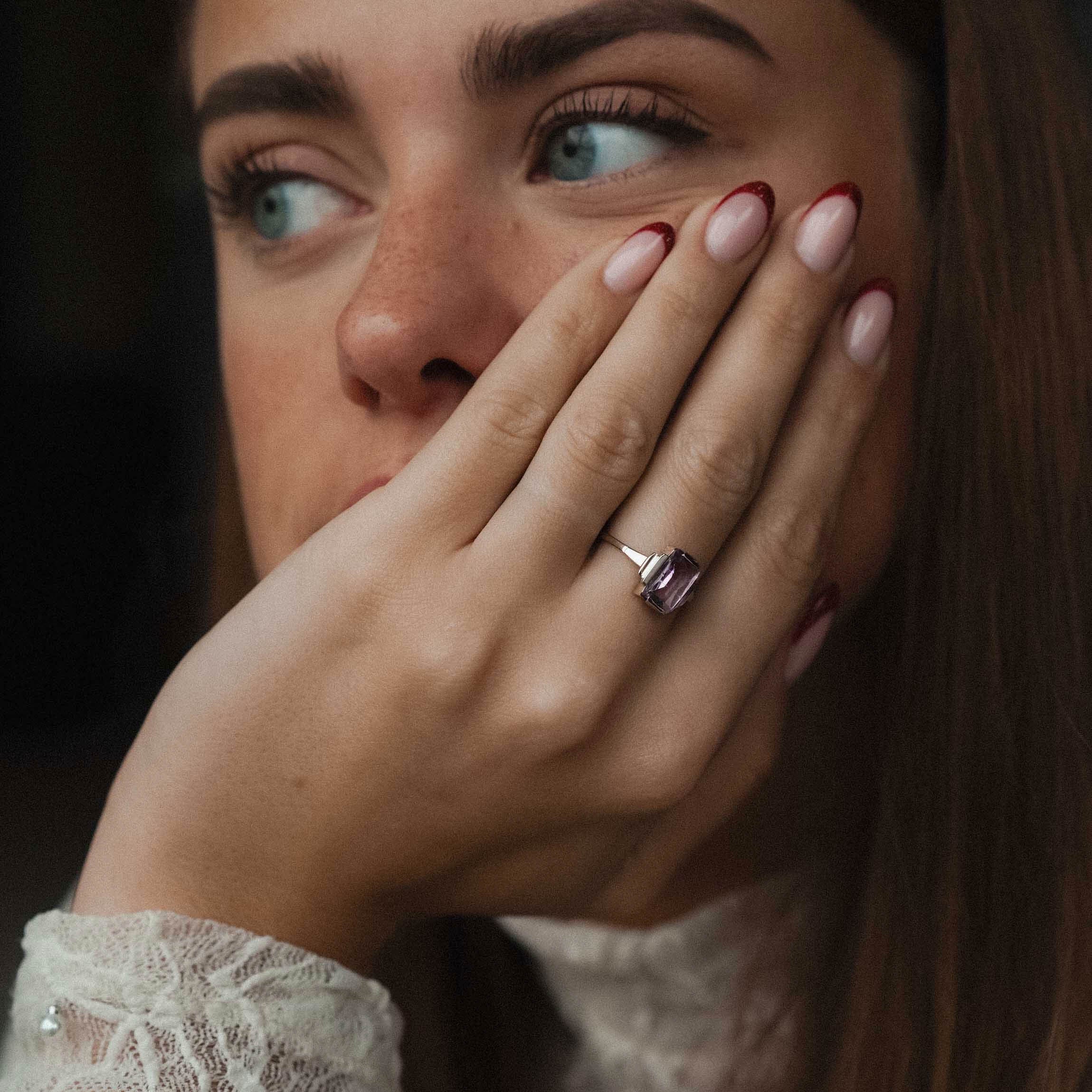 Serenya | Vintage Two Tone Amethist Solitaire Ring - Menina Amsterdam