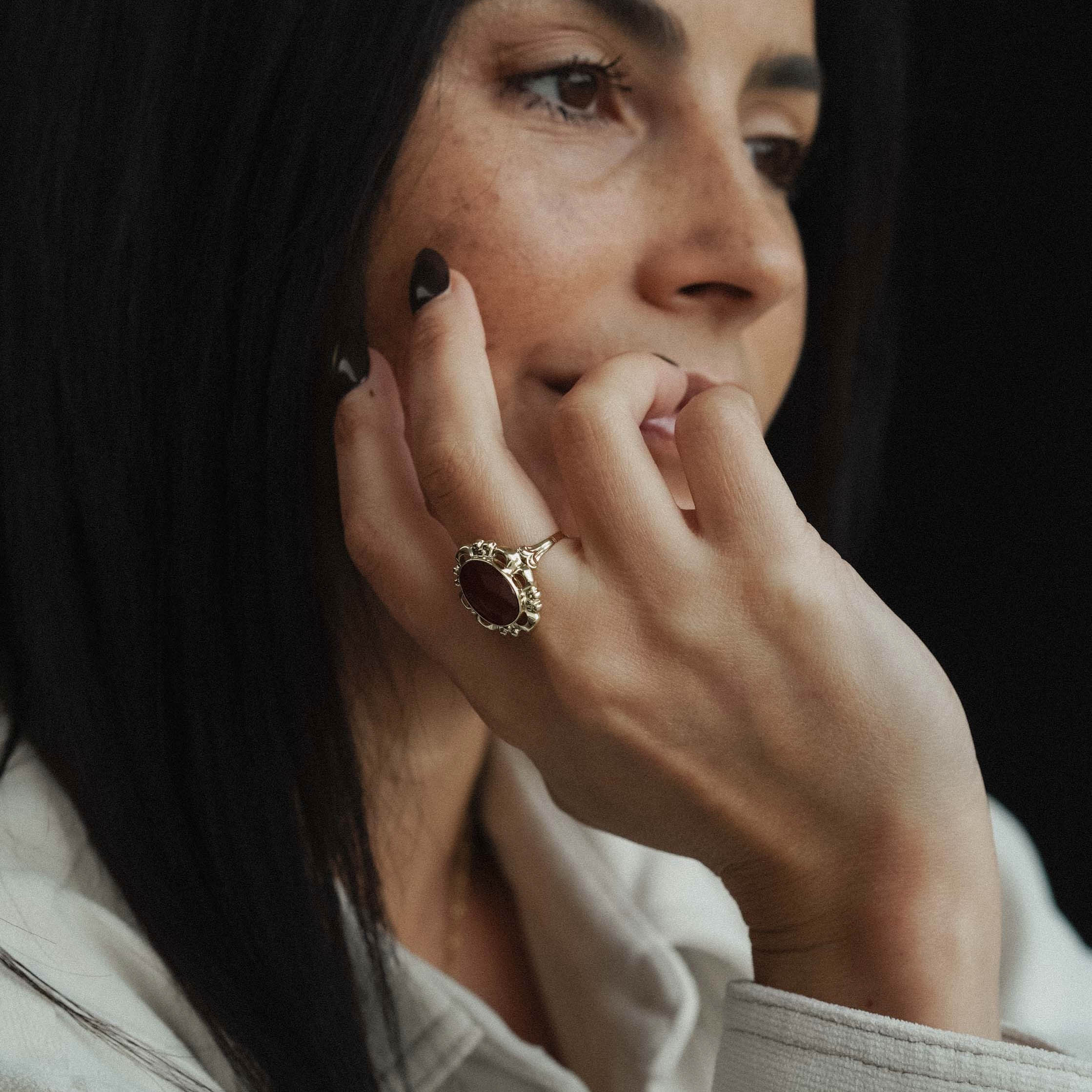Aven | 14K Granaat Statement Ring - Menina Amsterdam