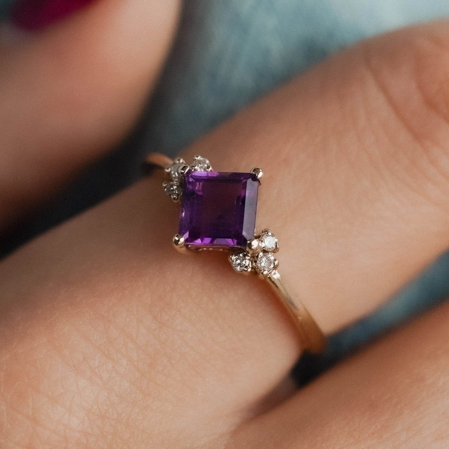 Esmeralda | Vintage Amethist Solitaire & Diamant Details Ring - Menina Amsterdam