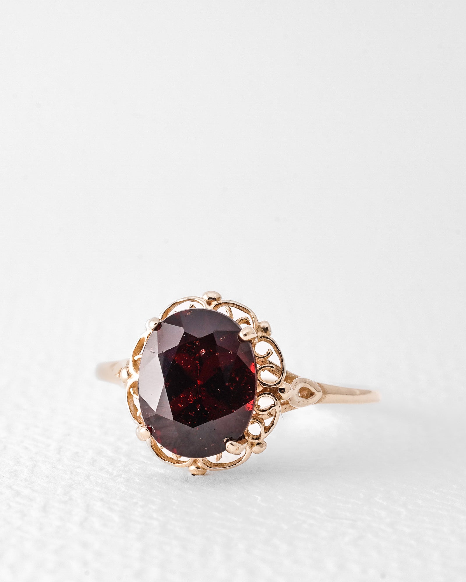 Eleonorine | Vintage Garnet Solitaire