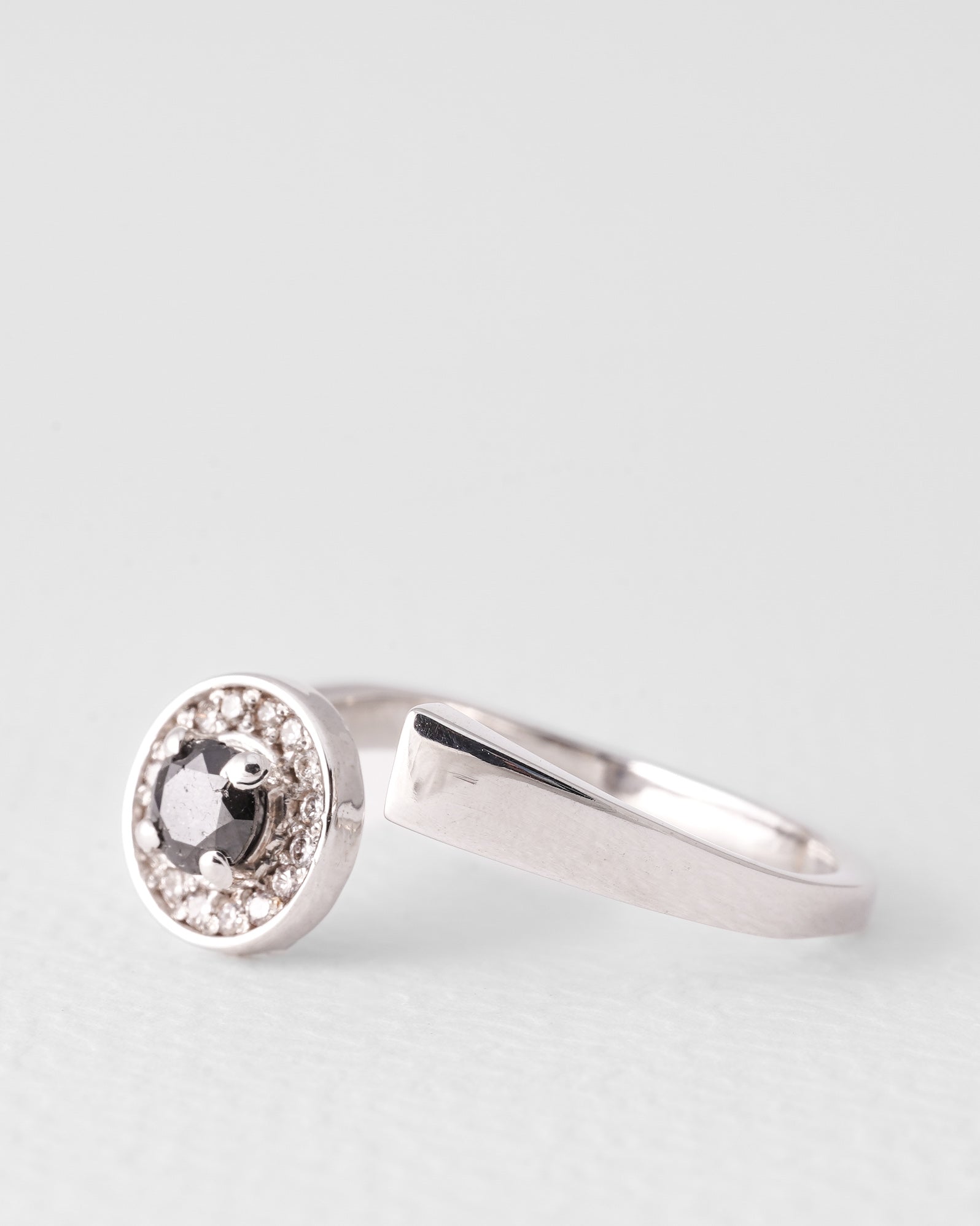Zaralien | 14K White Gold Brilliant (0.55ct) & Sapphire Ring