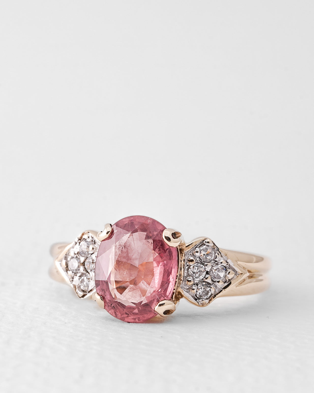 Sofia | Vintage Toermalijn Solitaire & Witte Saffier Details Ring