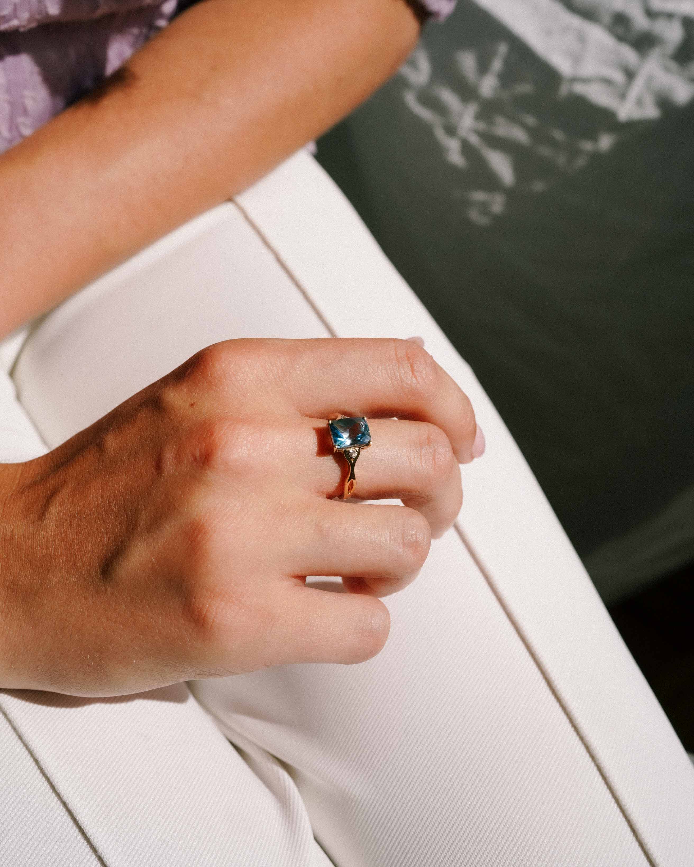 Lizzie | Vintage Blue Topaz Solitaire & Diamond Details Ring
