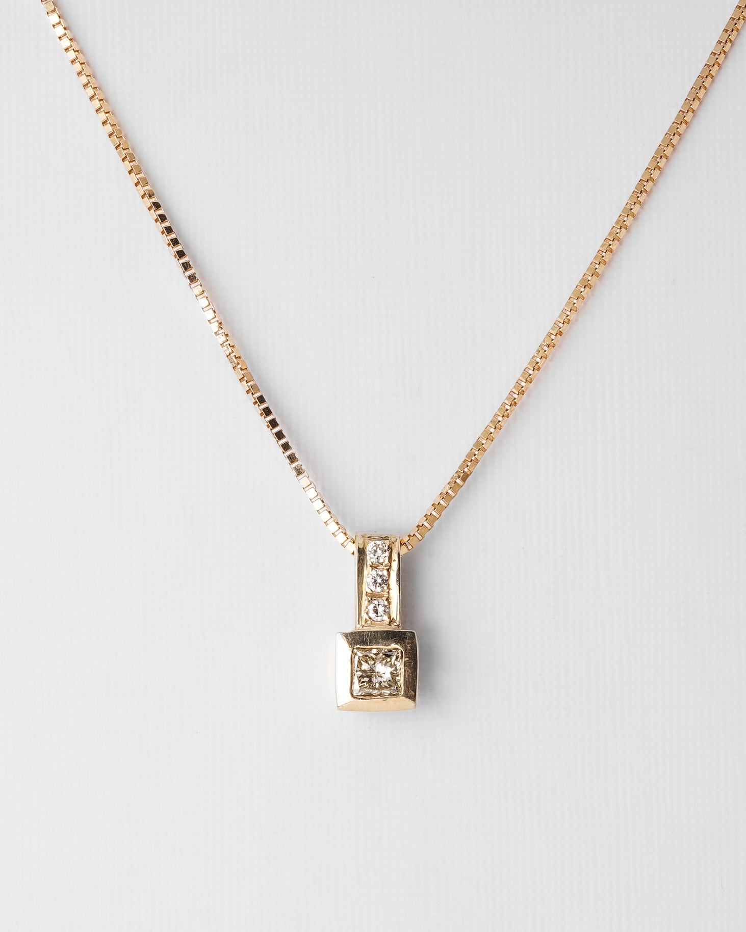 Ema | 14K Yellow Gold (0.26 kt) Diamond Pendant