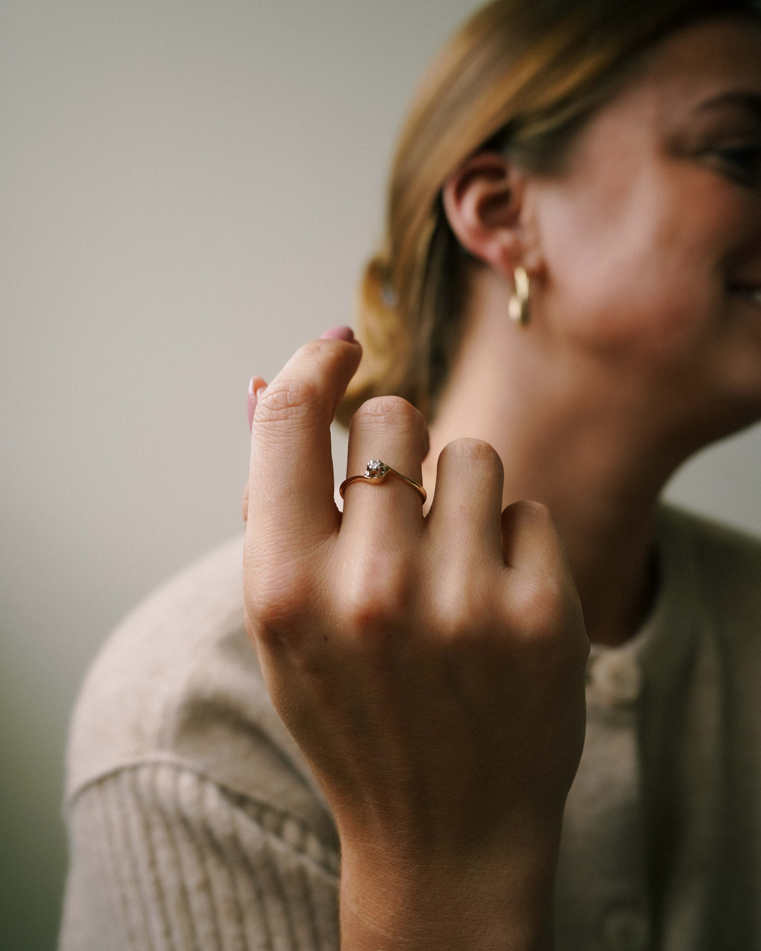 Genevieve | 14K Yellow Gold Brilliant (0.8ct) Solitair Twist Ring