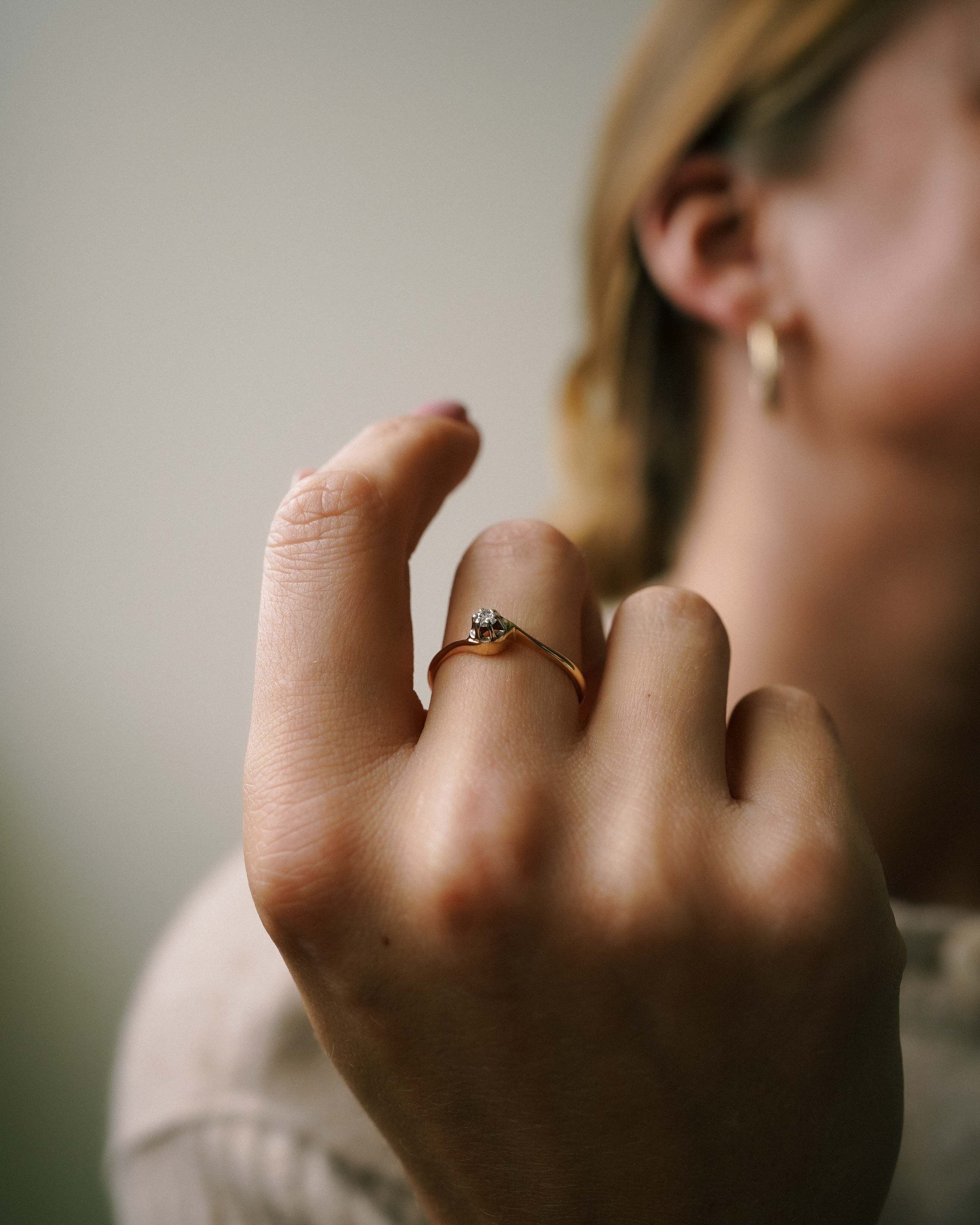 Genevieve | 14K Yellow Gold Brilliant (0.8ct) Solitair Twist Ring