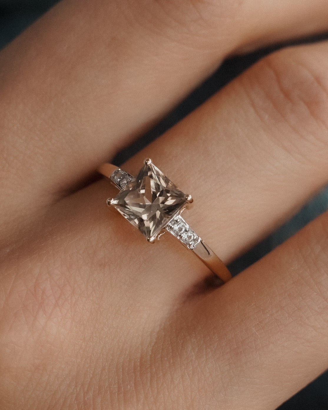 (05-03) Victoria | Vintage Groene Amethist & Witte Saffier Ring - Menina Amsterdam