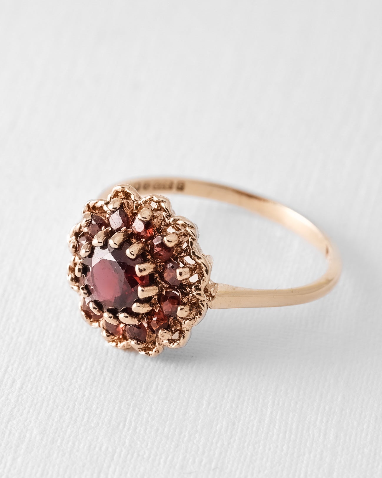 (05-03) Avery | Vintage Granaat Bloem Ring - Menina Amsterdam