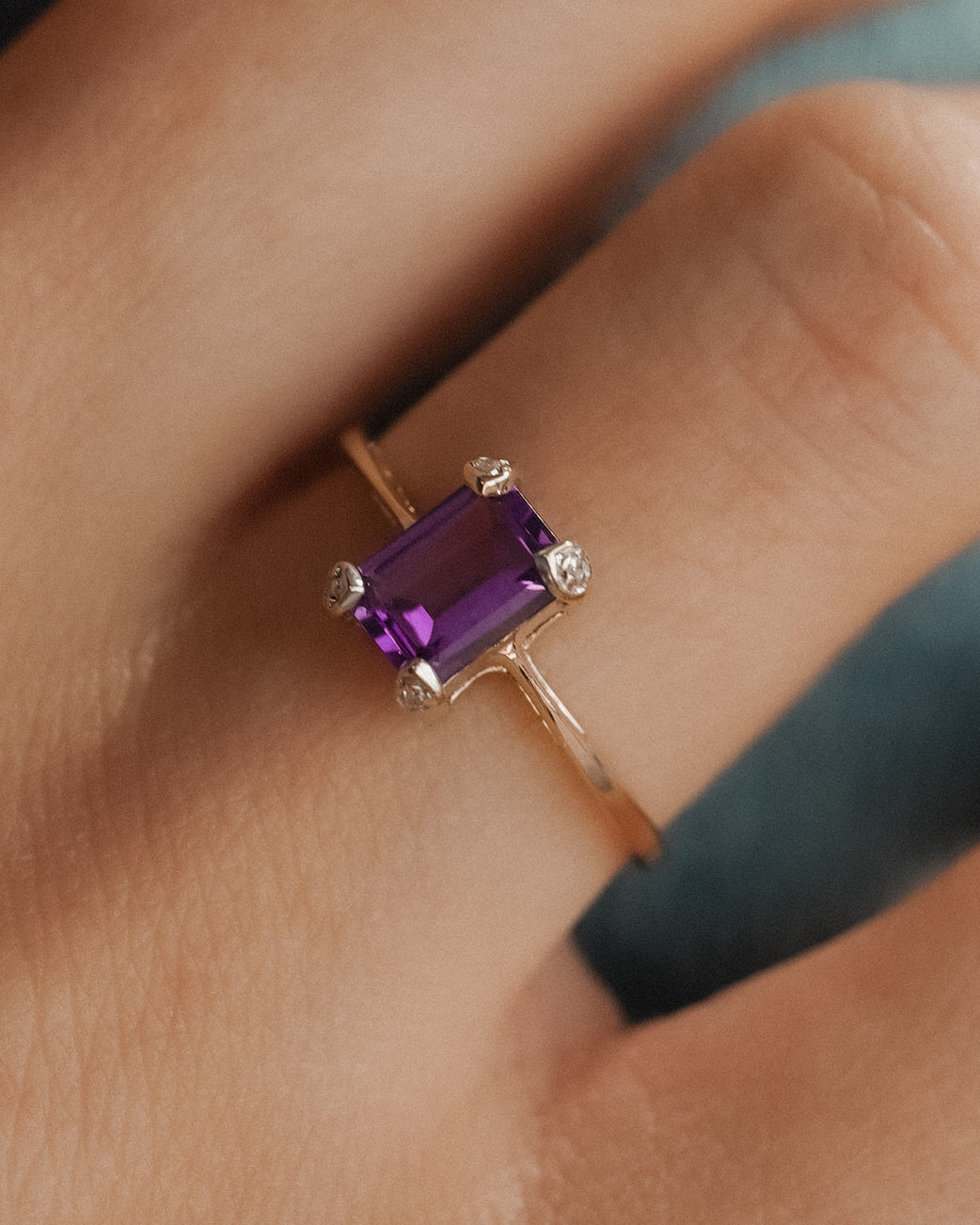 Calista | Vintage Amethist Solitaire & Diamant Details Ring - Menina Amsterdam