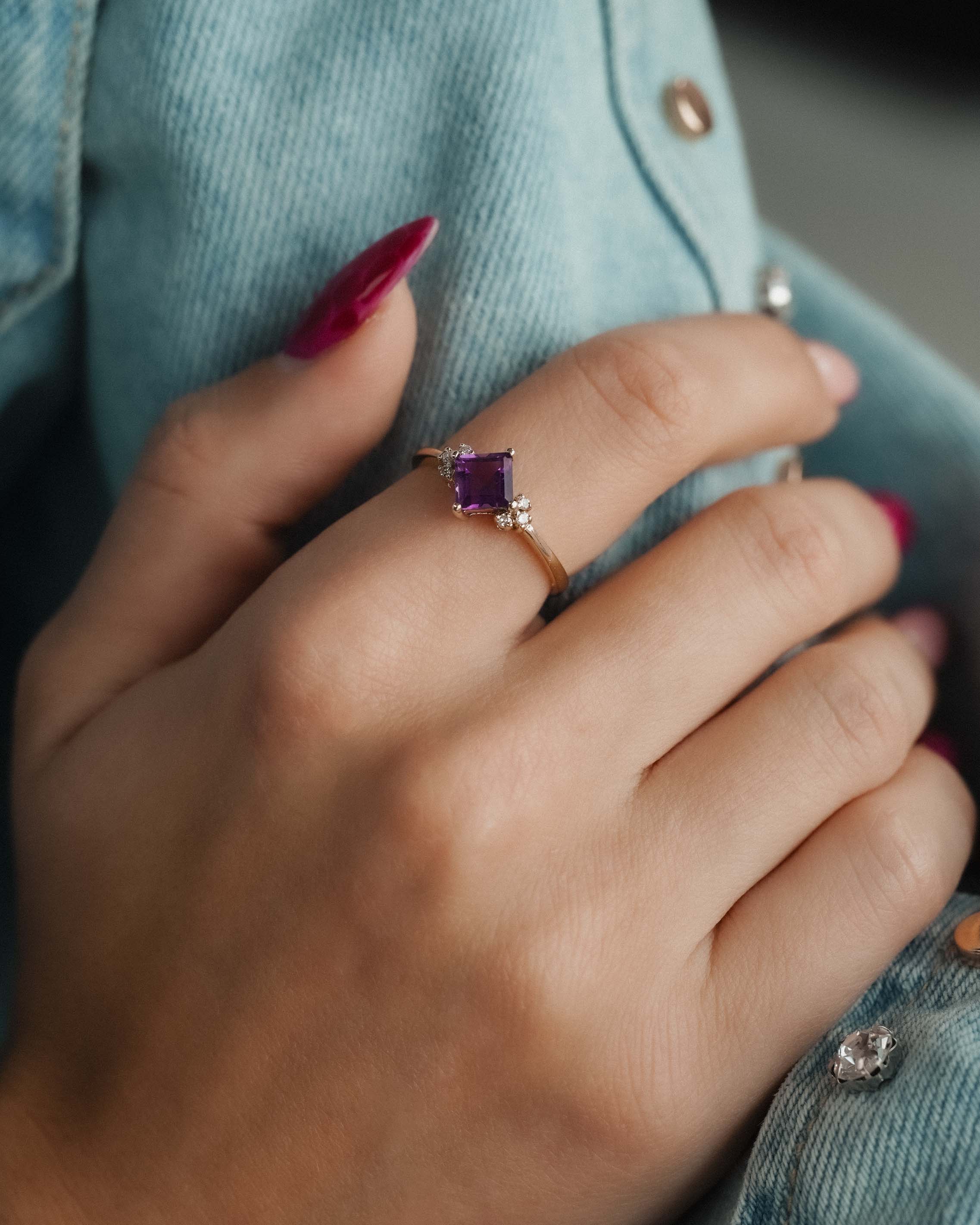 Esmeralda | Vintage Amethist Solitaire & Diamant Details Ring - Menina Amsterdam