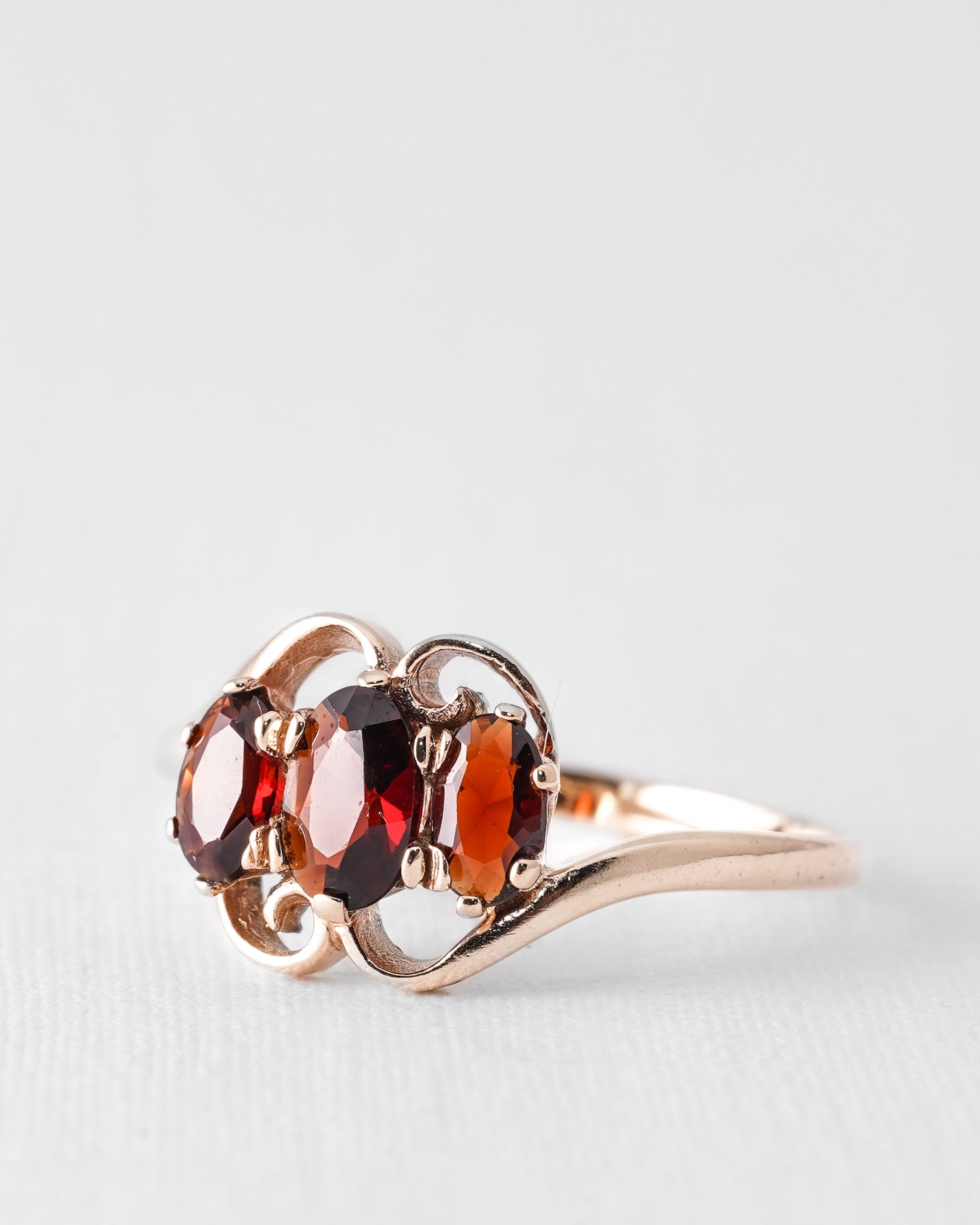 Garnya | Vintage Granaat Three-Stone Ring