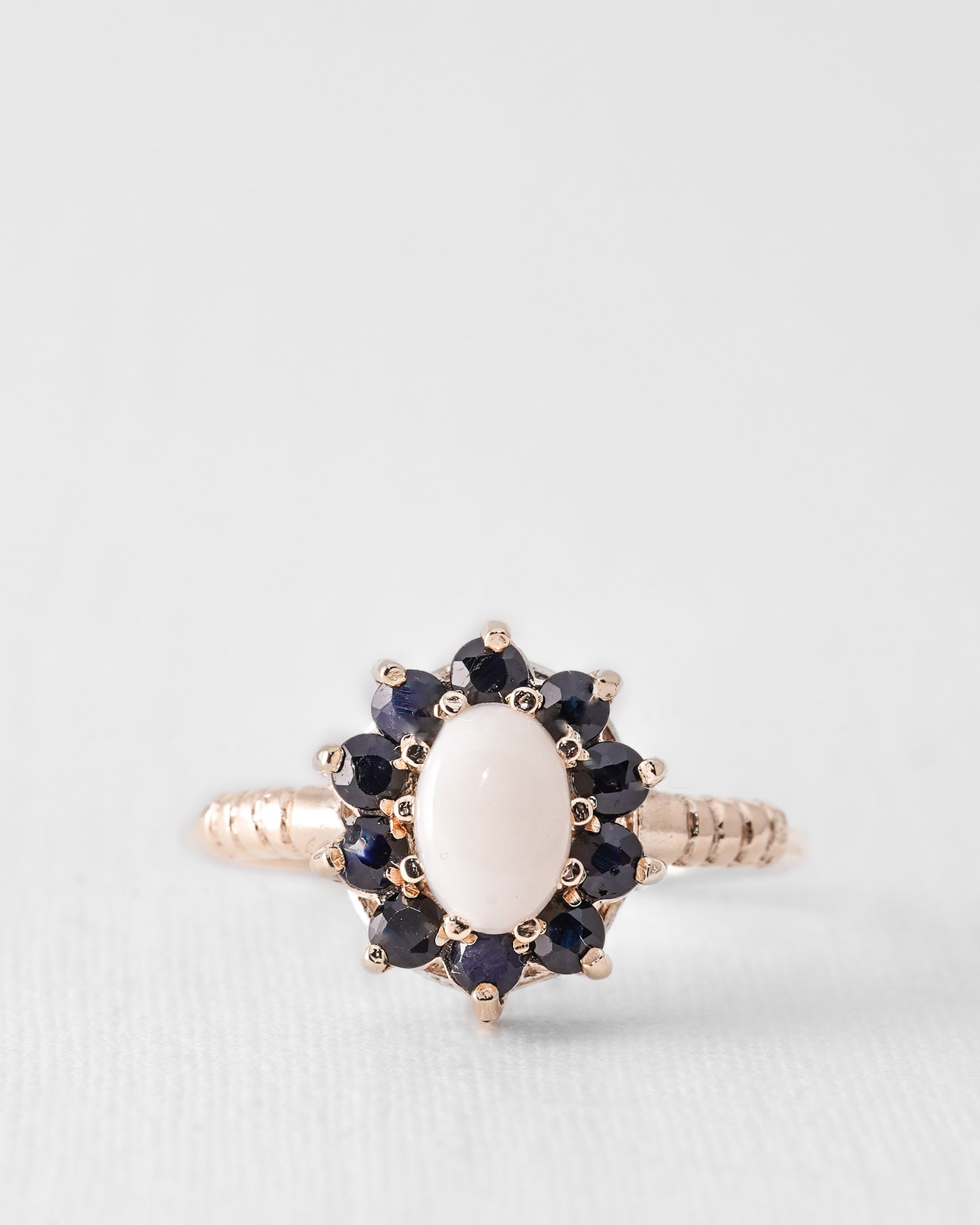 Ophyra | Vintage Saffier & Opaal Halo Ring