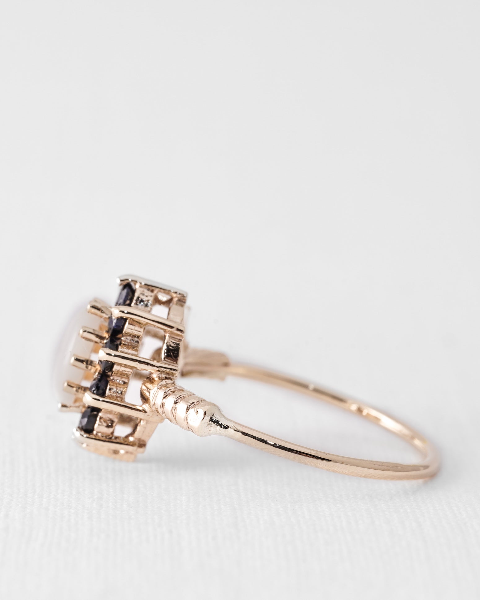 Ophyra | Vintage Saffier & Opaal Halo Ring