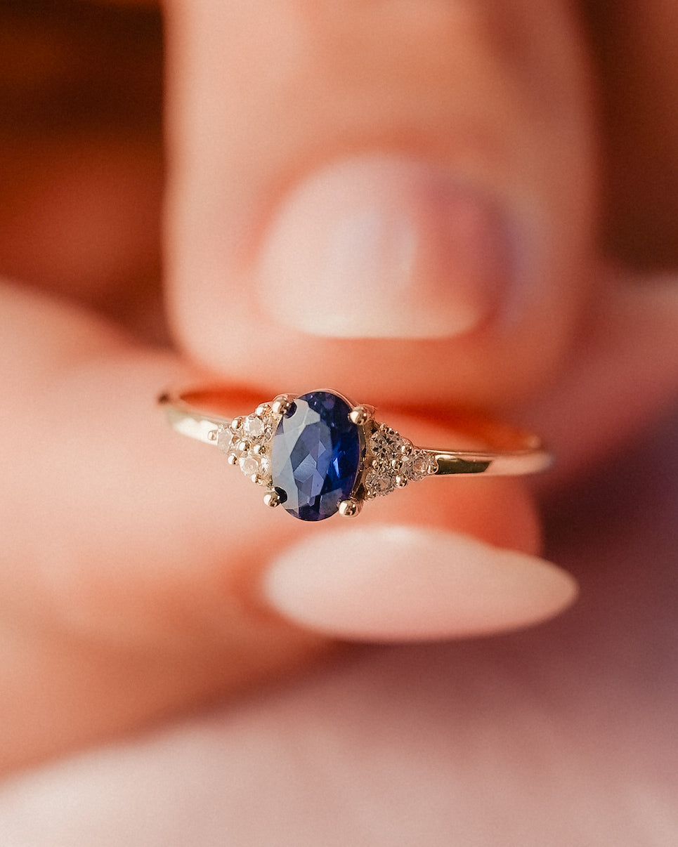 Ella | Saffier Solitaire & Diamant Ring