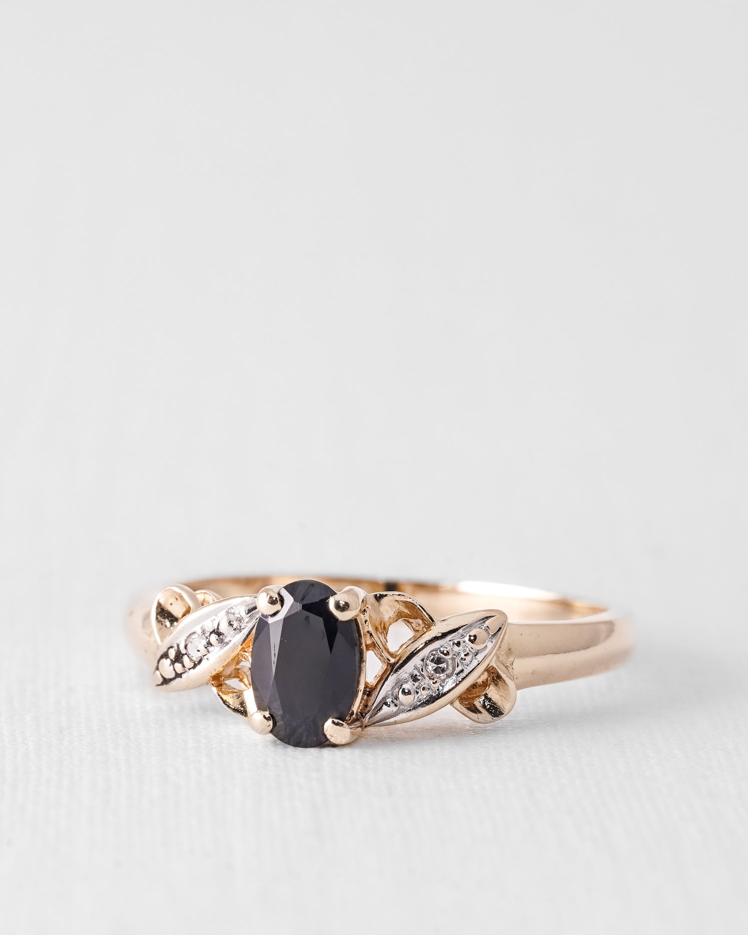 Safiora | Vintage Saffier Solitaire & Diamant Details Ring